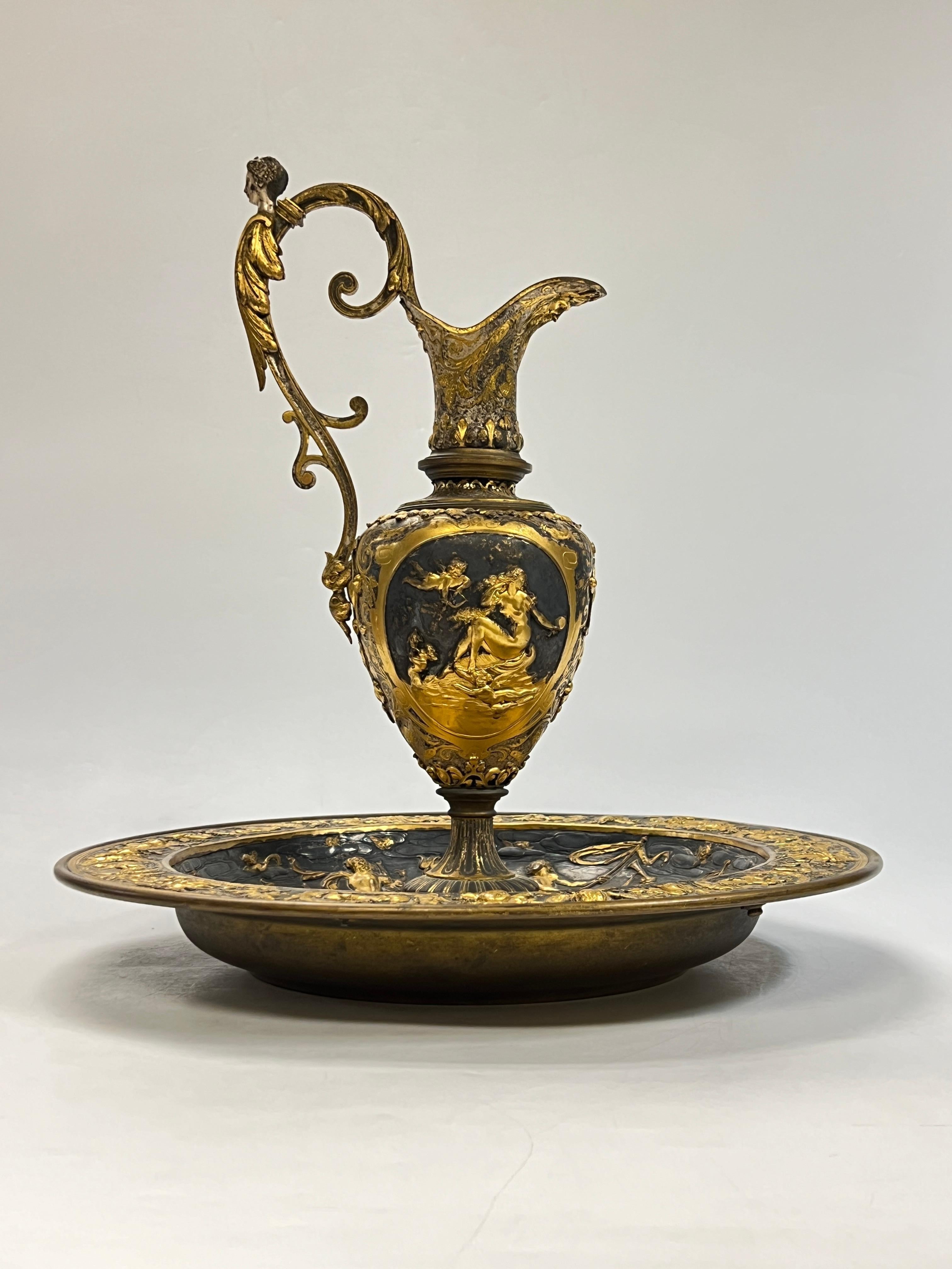 Antico (XIX secolo) bacile e brocca in bronzo francese in stile Luigi XIII del XVI secolo con splendidi disegni romani neoclassici in repousse raffiguranti Venere e il trionfo di Nettuno.  17 3/8 pollici di diametro e 17 1/2 pollici di altezza con