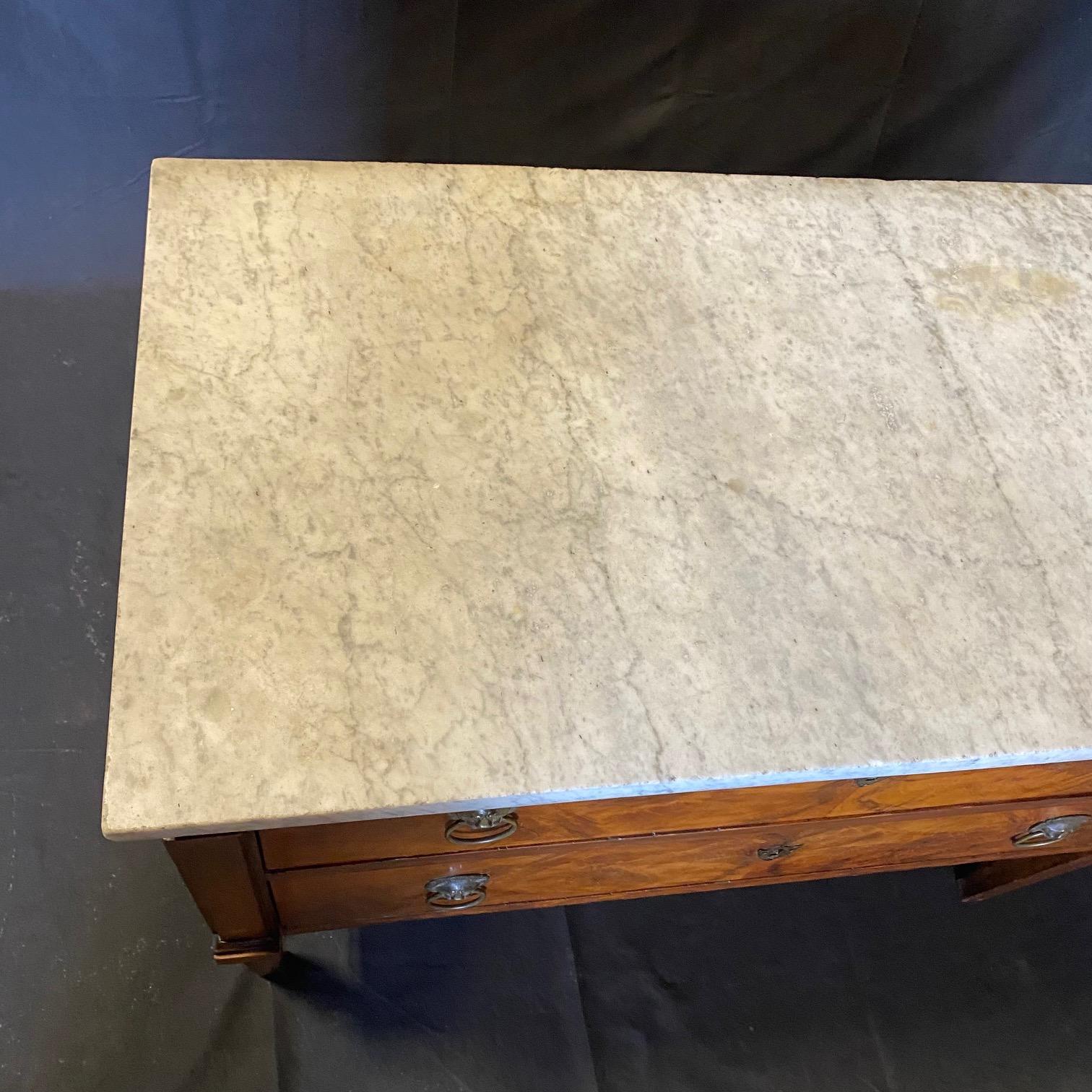 Direttorio Cassettone neoclassico francese del 19° secolo in legno di cirmolo in vendita