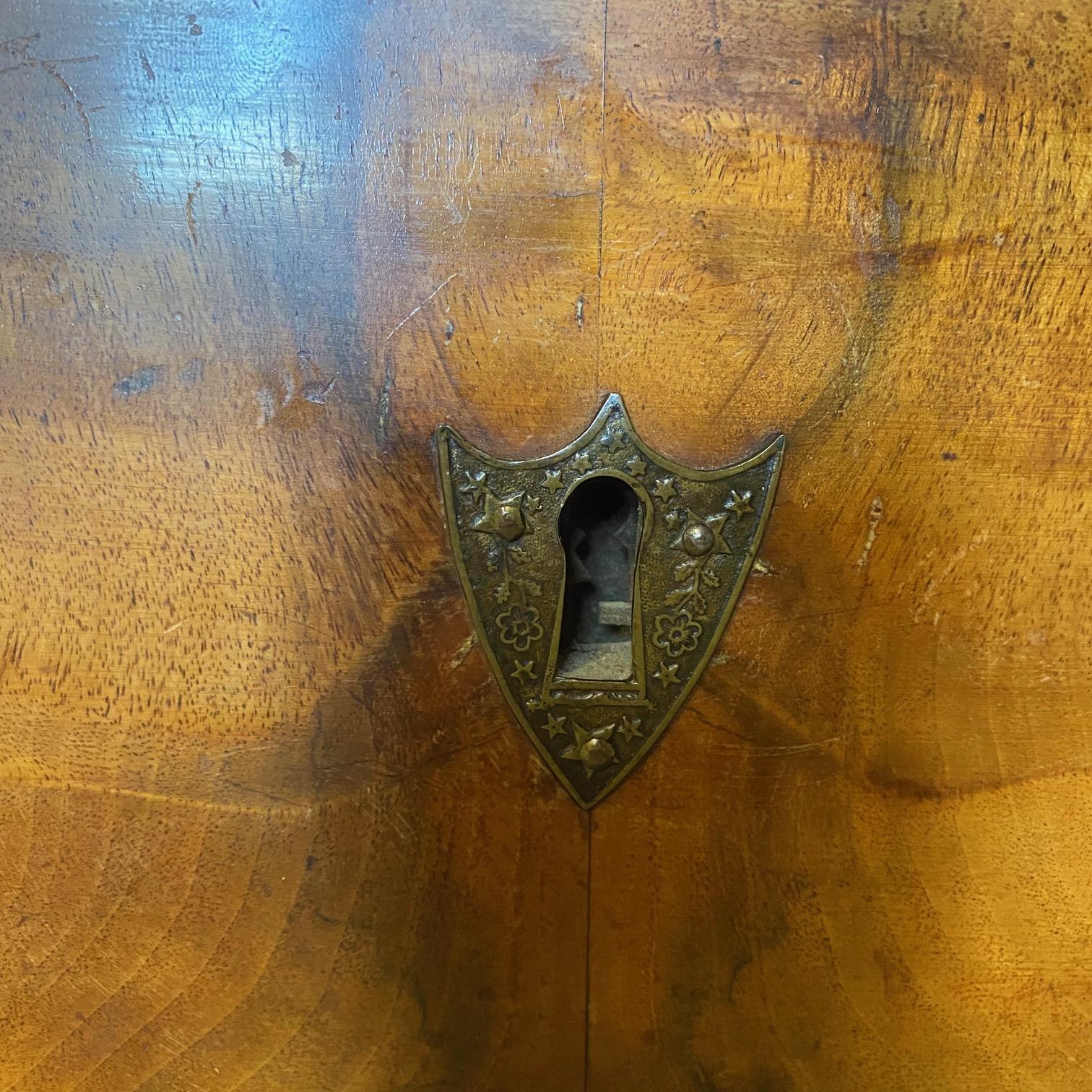 Cassettone neoclassico francese del 19° secolo in legno di cirmolo In condizioni buone in vendita a Hopewell, NJ