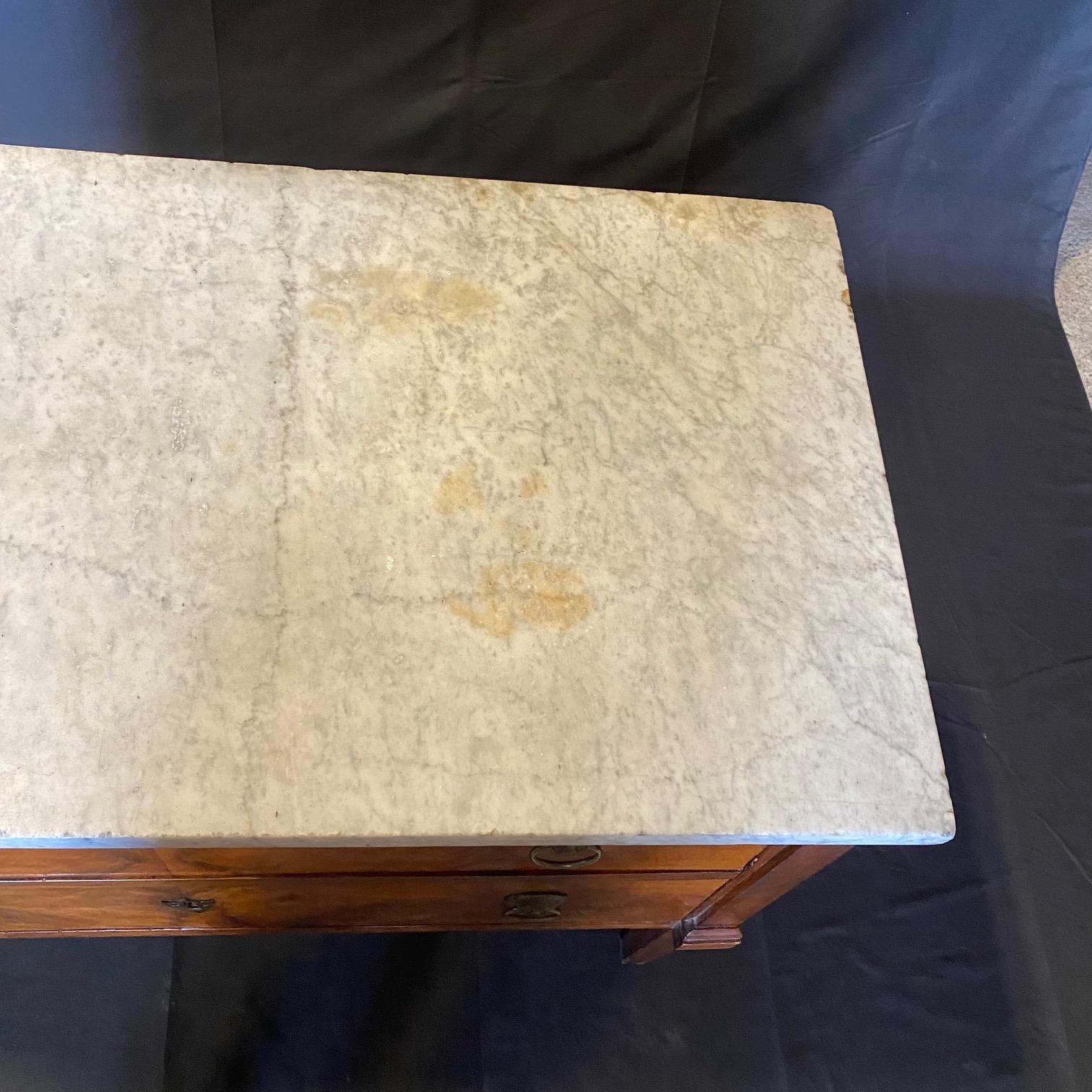 Marmo Cassettone neoclassico francese del 19° secolo in legno di cirmolo in vendita