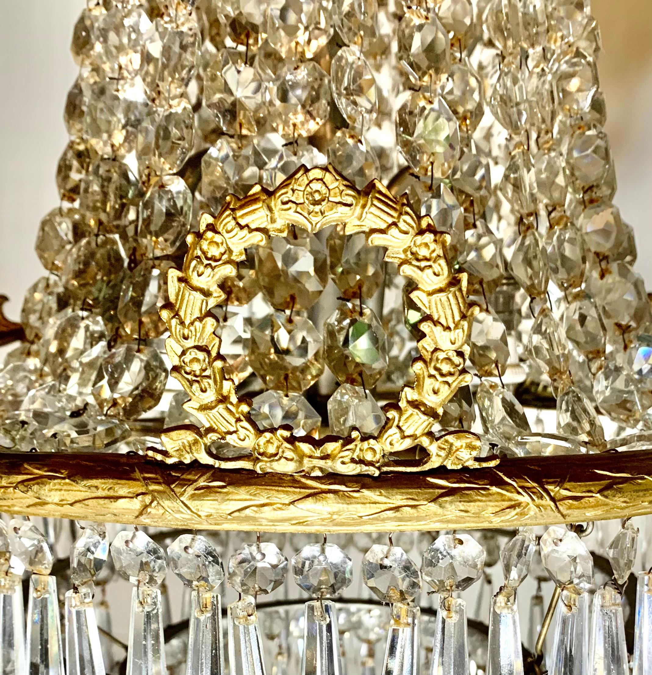 Pregevole lampadario antico francese del XIX secolo in bronzo dorato e cristallo tagliato a undici luci
xIX secolo
Altezza: 34 pollici
Diametro: 22,5 pollici
Elementi in bronzo dorato superbamente dettagliati, particolarmente suggestivi se