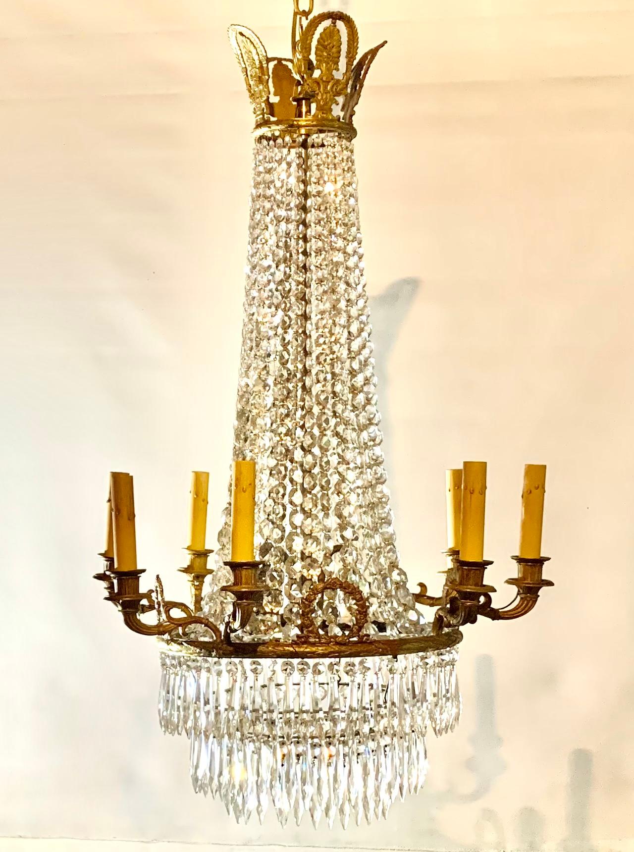 Lampadario neoclassico francese del XIX secolo in bronzo dorato e cristallo a undici luci In condizioni buone in vendita a New York, NY