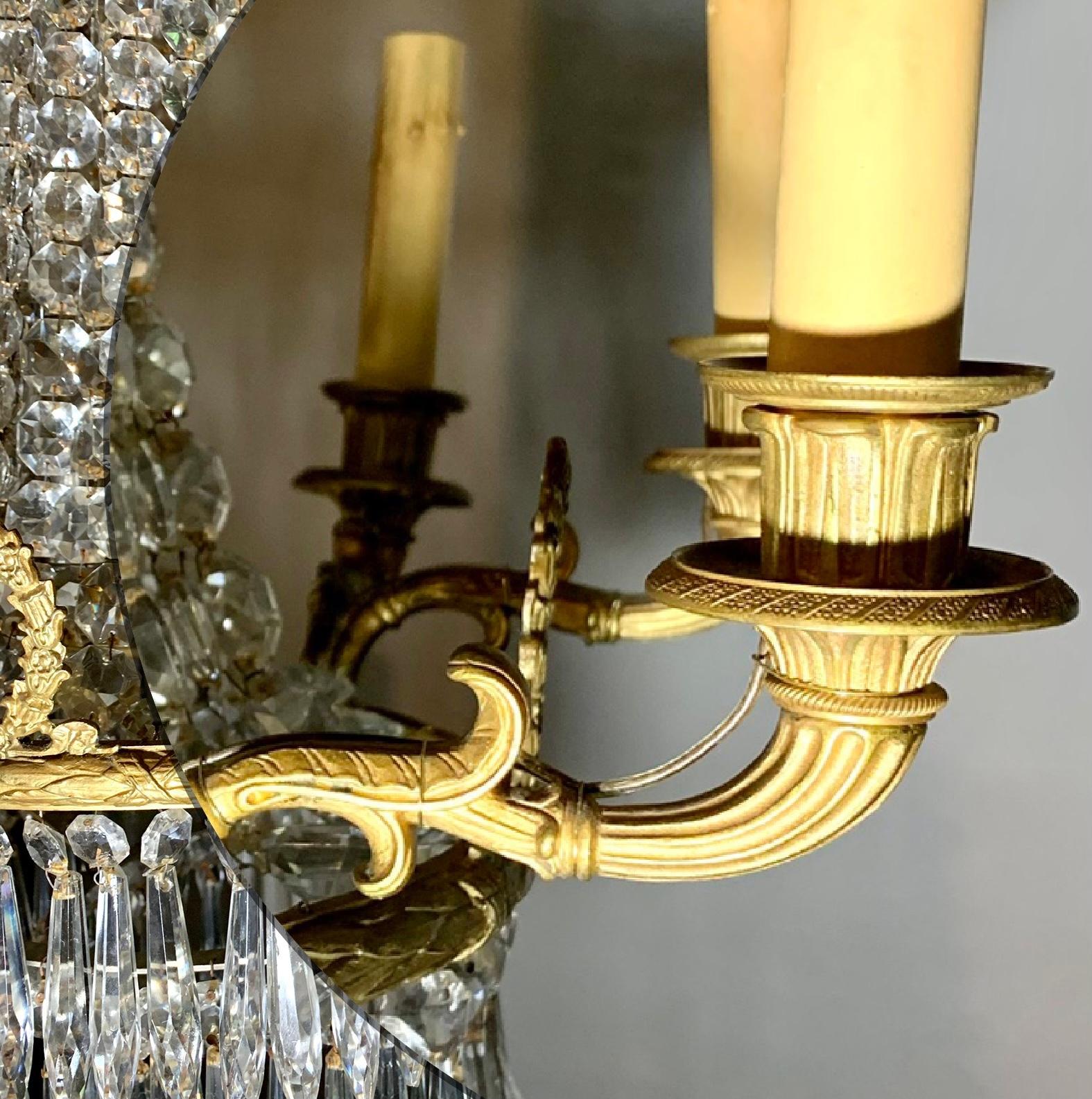Lampadario neoclassico francese del XIX secolo in bronzo dorato e cristallo a undici luci in vendita 1