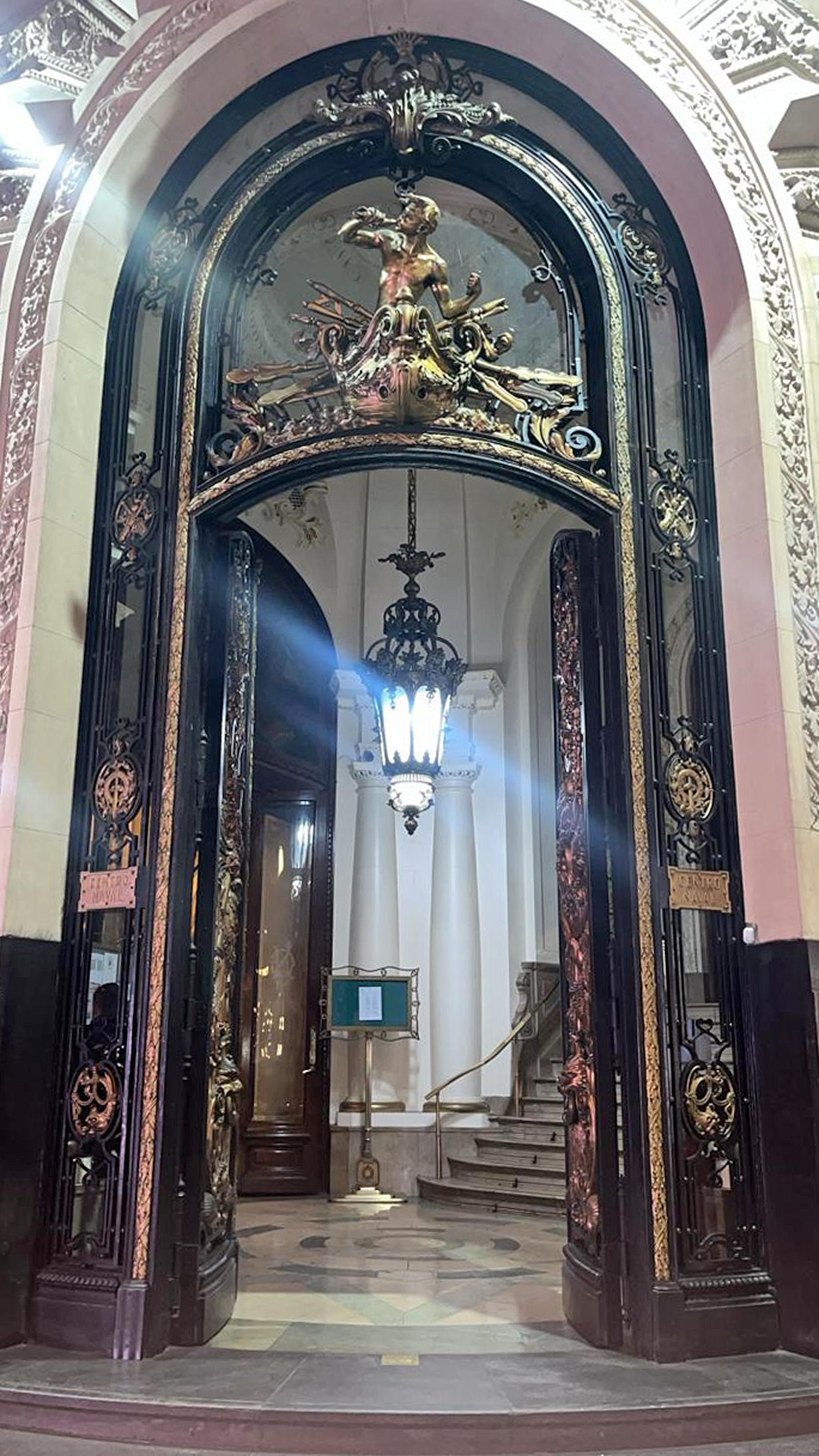 Importante lanterne pendante néoclassique française du 19ème siècle en bronze doré et verre en vente 2