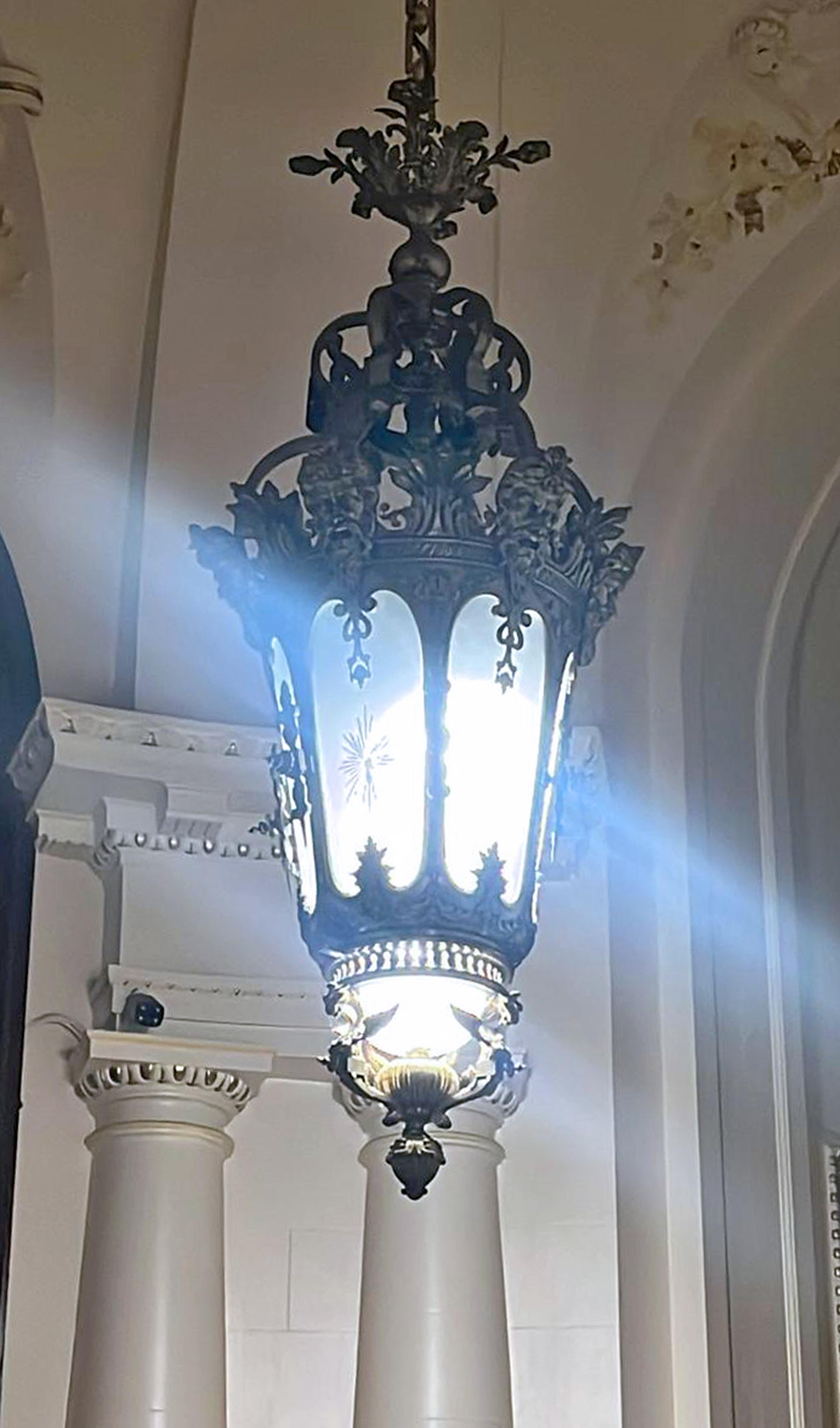 Importante lanterne pendante néoclassique française du 19ème siècle en bronze doré et verre en vente 3