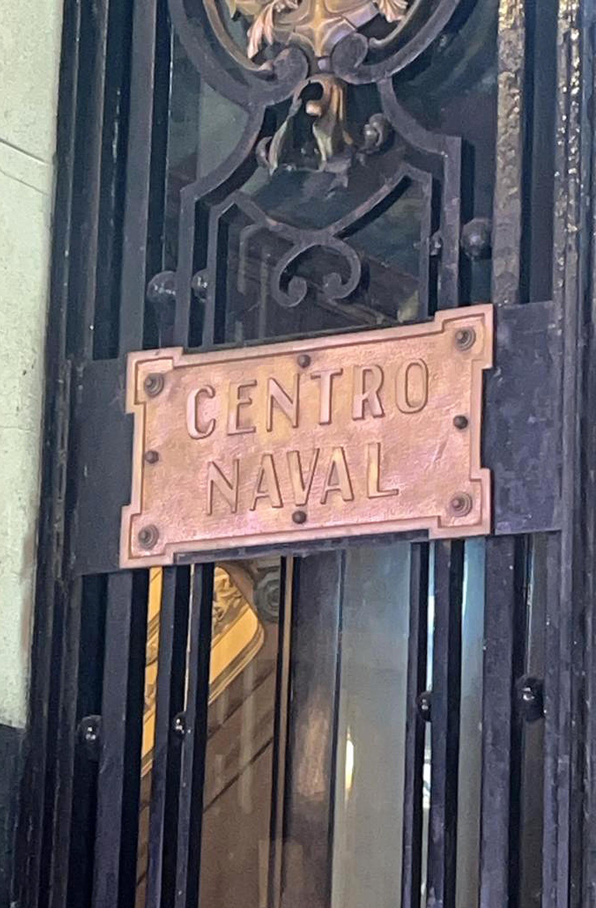 Importante lanterne pendante néoclassique française du 19ème siècle en bronze doré et verre en vente 4