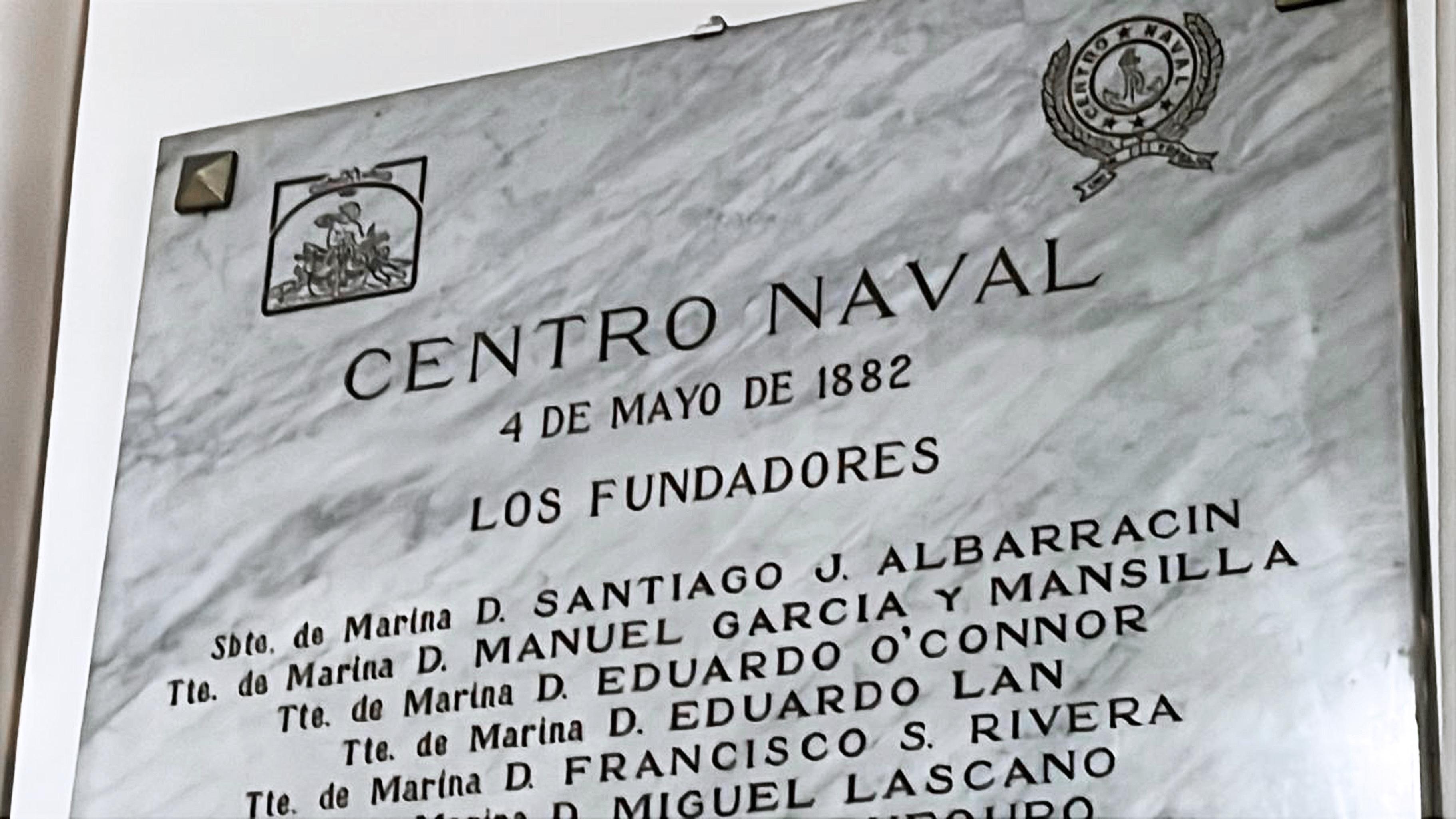 Importante lanterne pendante néoclassique française du 19ème siècle en bronze doré et verre en vente 5