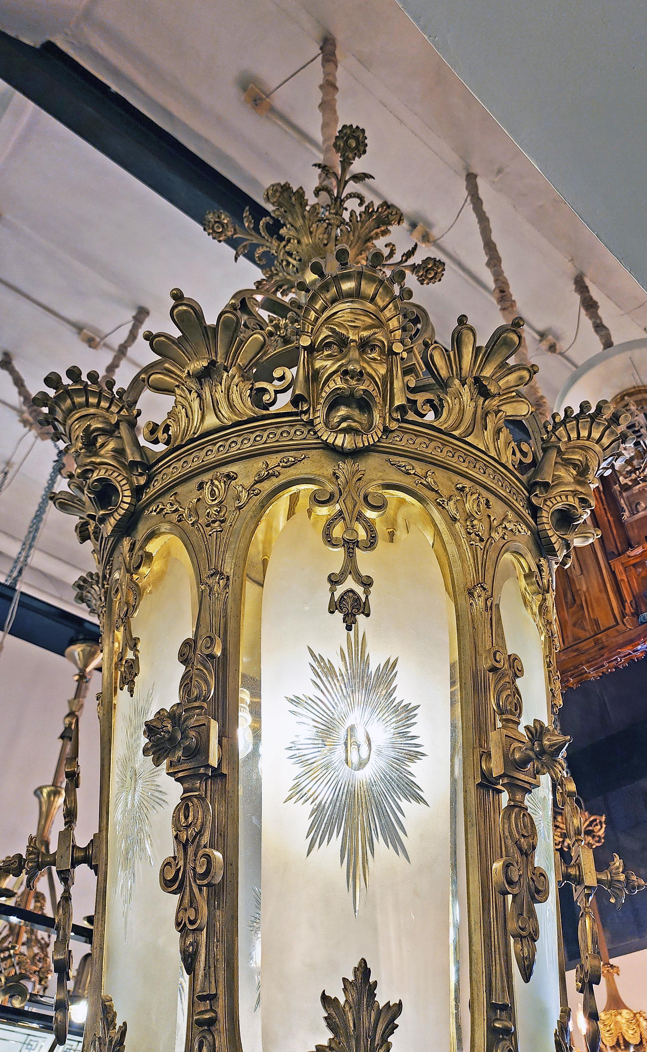 Siglo XIX Linterna de Pendiente Importante Neoclásica Francesa de Bronce Dorado y Cristal Neoclásico en venta