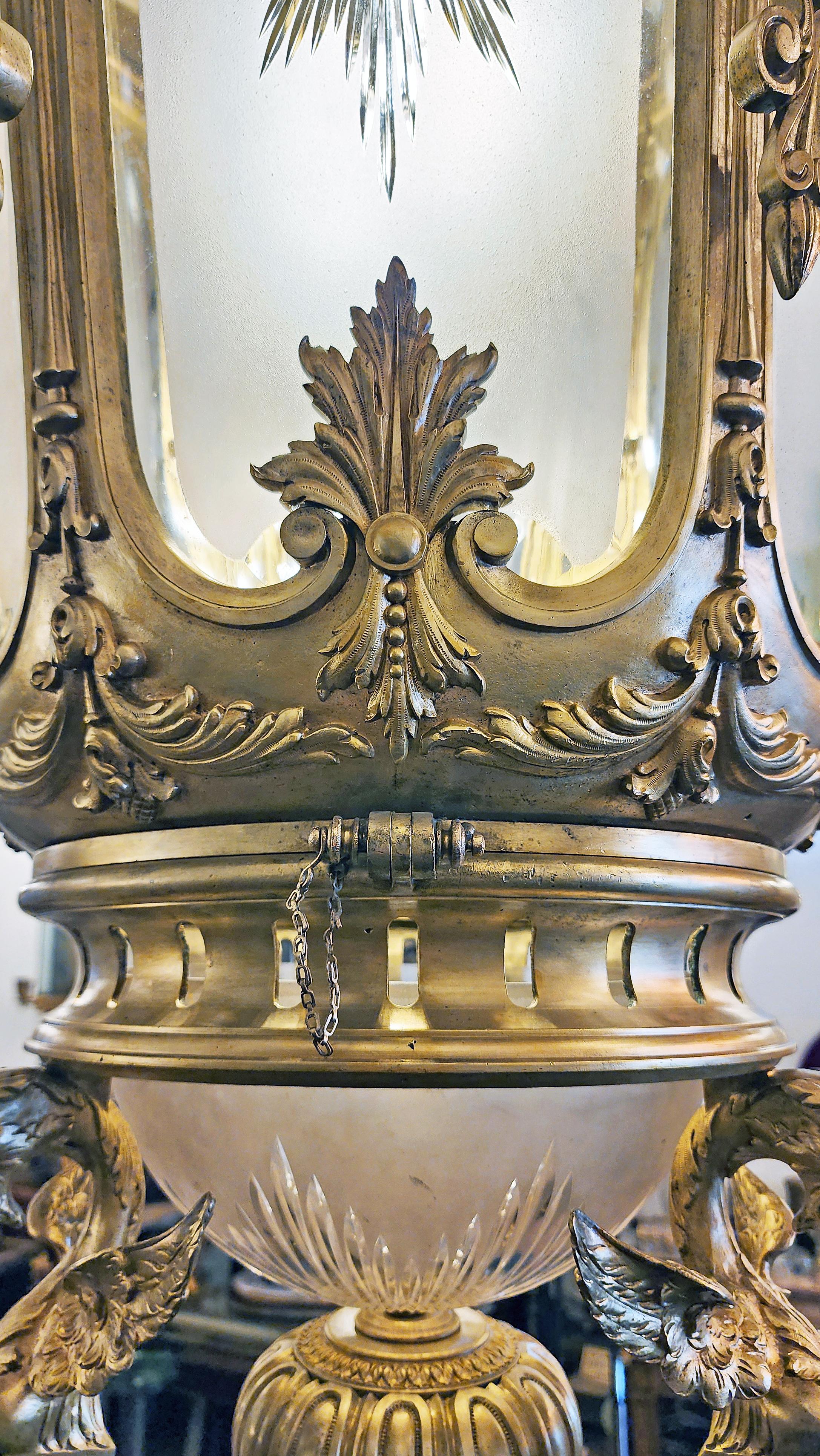 Siglo XIX Linterna de Pendiente Importante Neoclásica Francesa de Bronce Dorado y Cristal Francés en venta