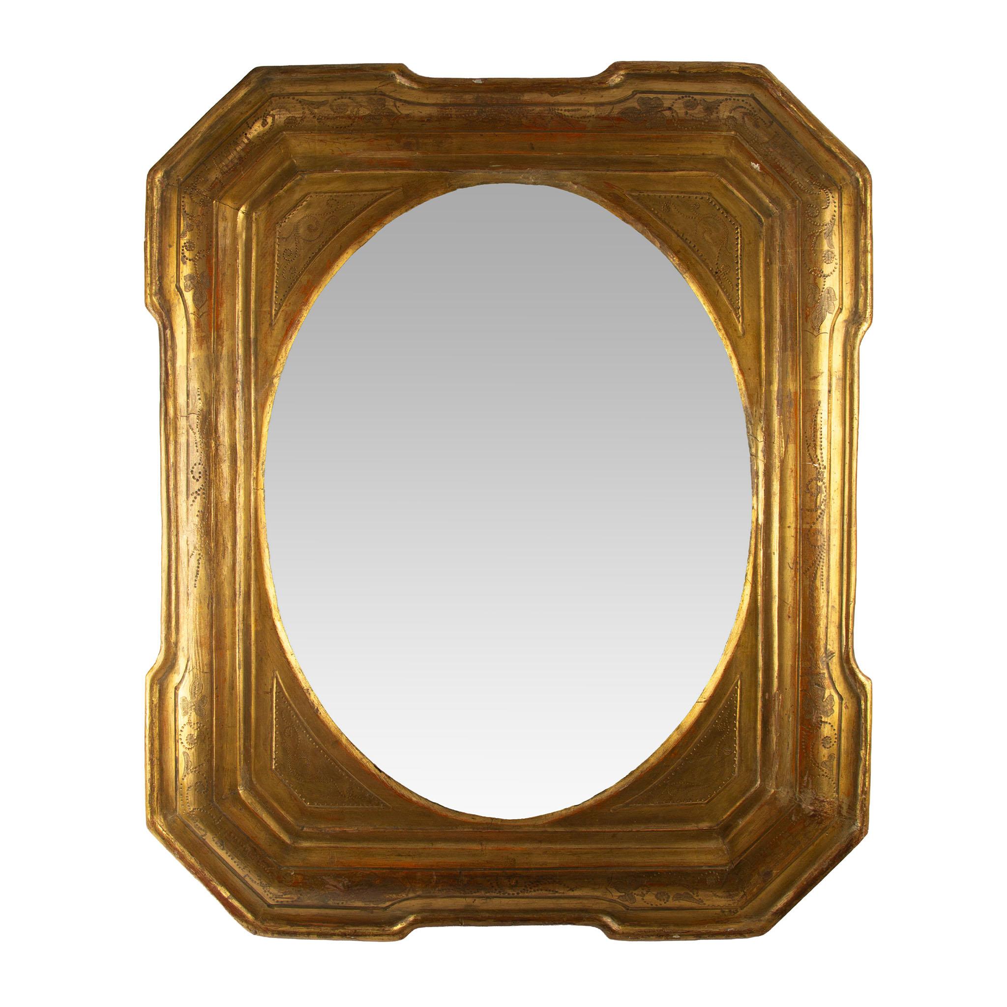 Espejo ovalado dorado francés - Elegante espejo ovalado de madera dorada francesa con finos detalles, probablemente del siglo XIX, que presenta un marco exterior rectangular achaflanado con un perfil suavemente redondeado que encierra una placa de