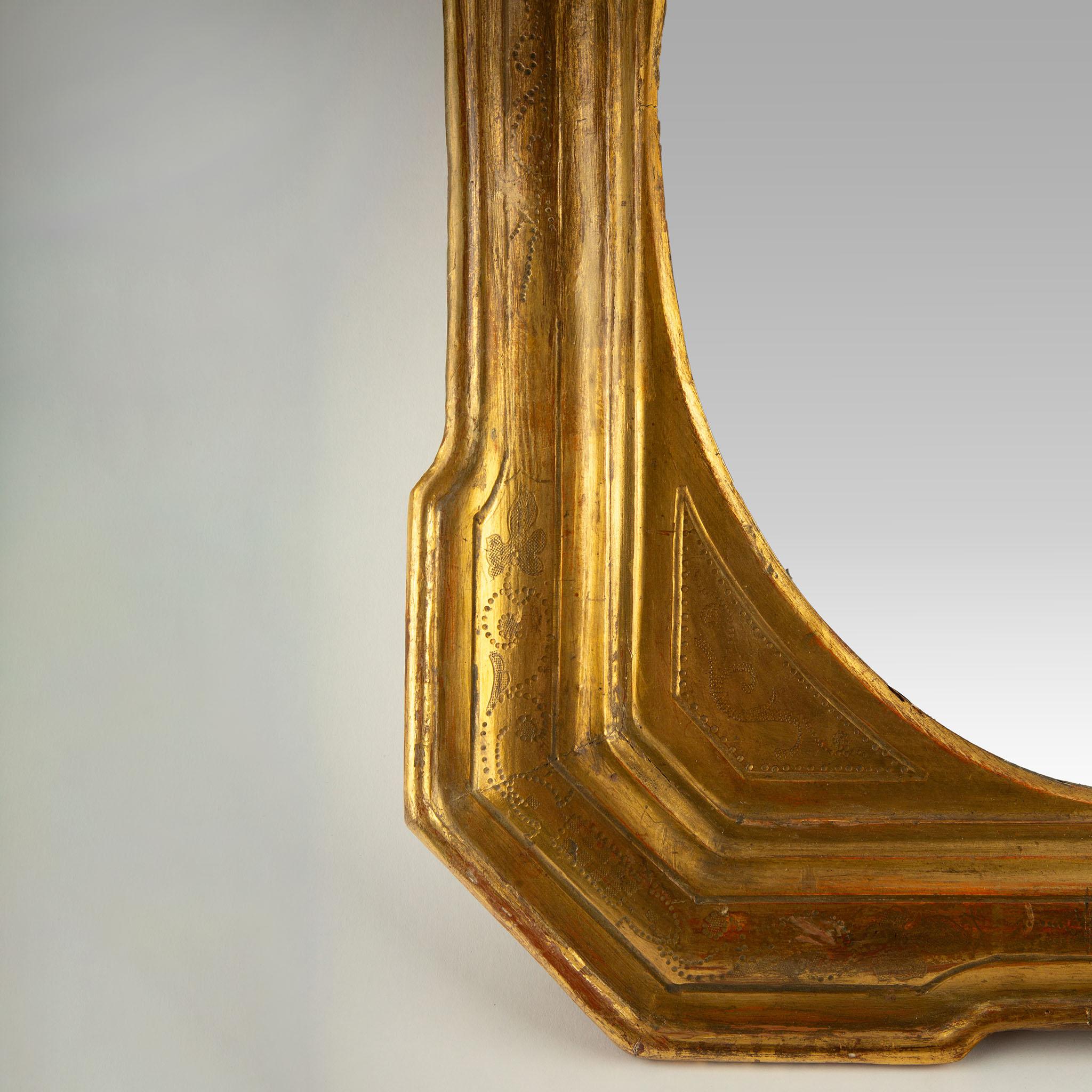 Espejo dorado neoclásico francés del siglo XIX con esquinas achaflanadas Francés en venta