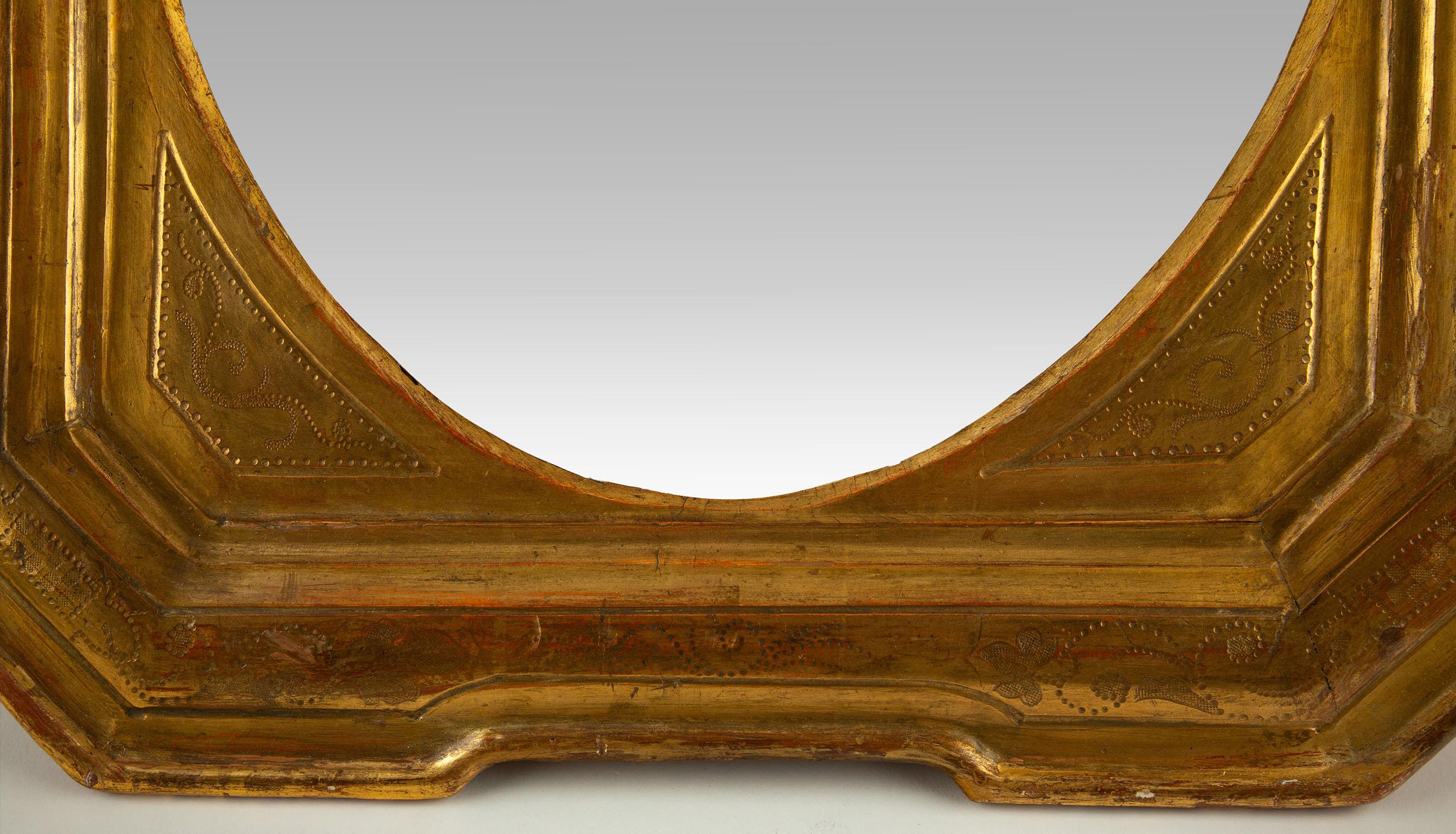 Espejo dorado neoclásico francés del siglo XIX con esquinas achaflanadas Dorado en venta