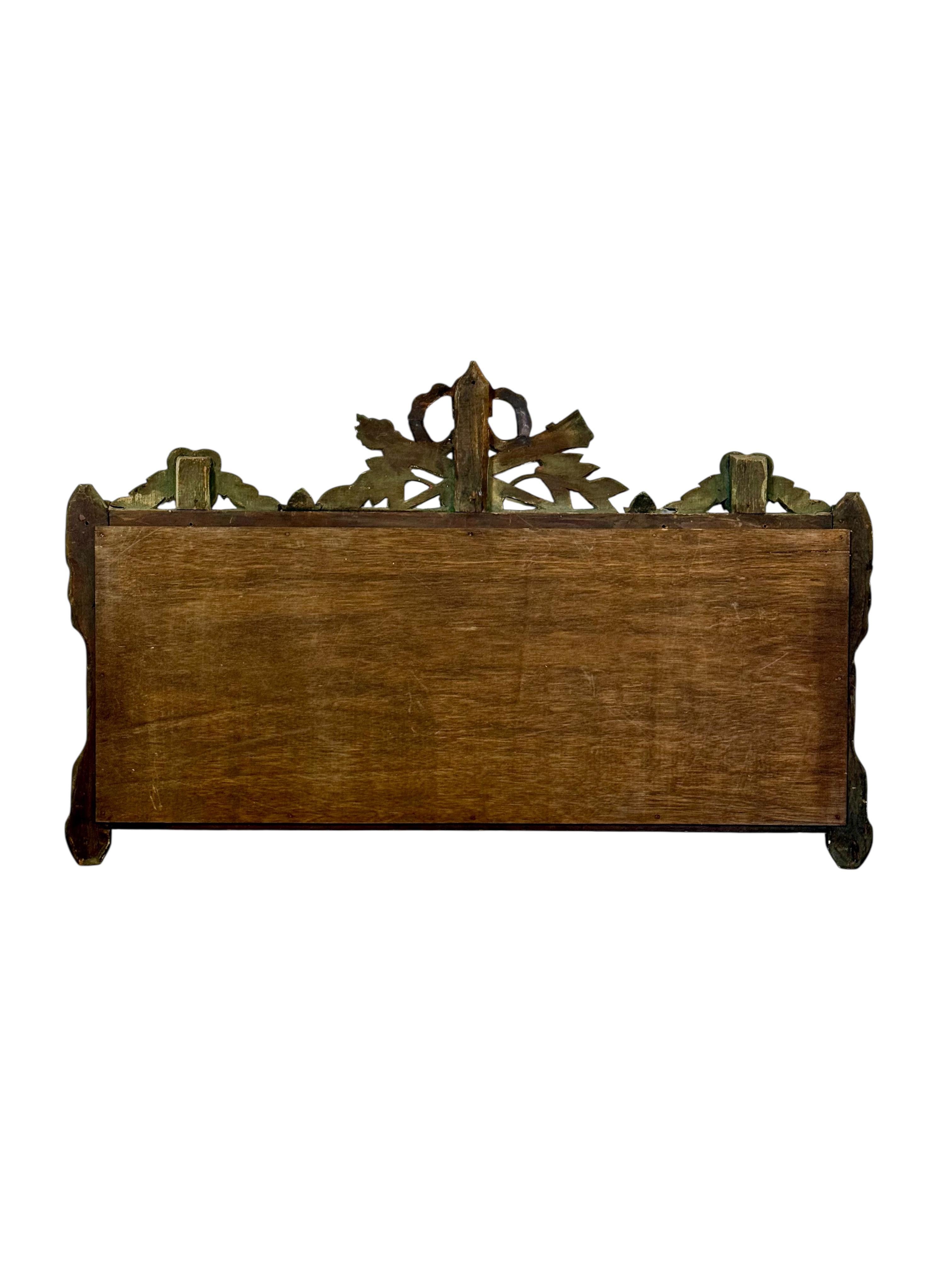 Specchio da parete in legno dorato neoclassico francese del XIX secolo con stemma in vendita 5