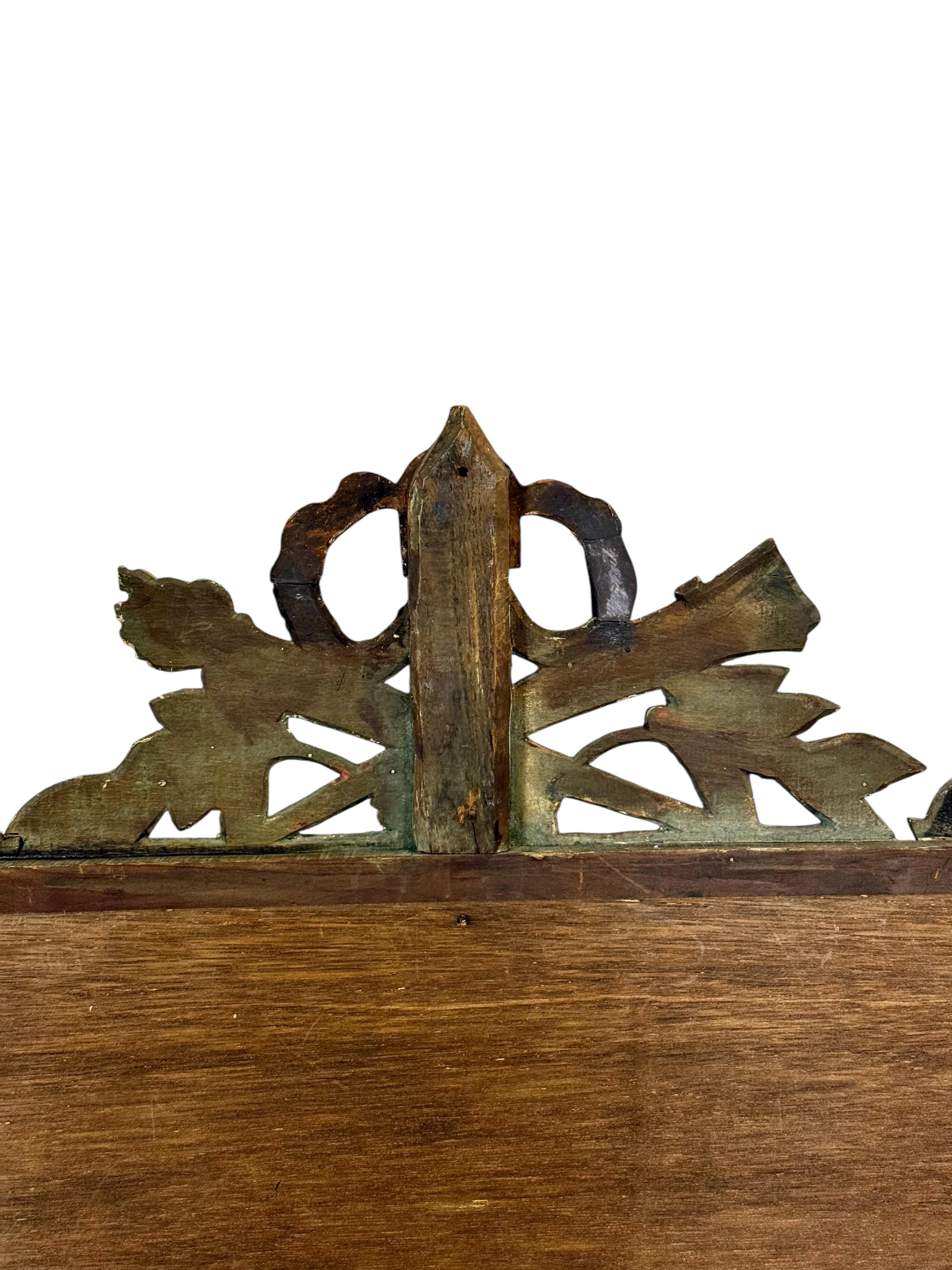 Specchio da parete in legno dorato neoclassico francese del XIX secolo con stemma in vendita 6