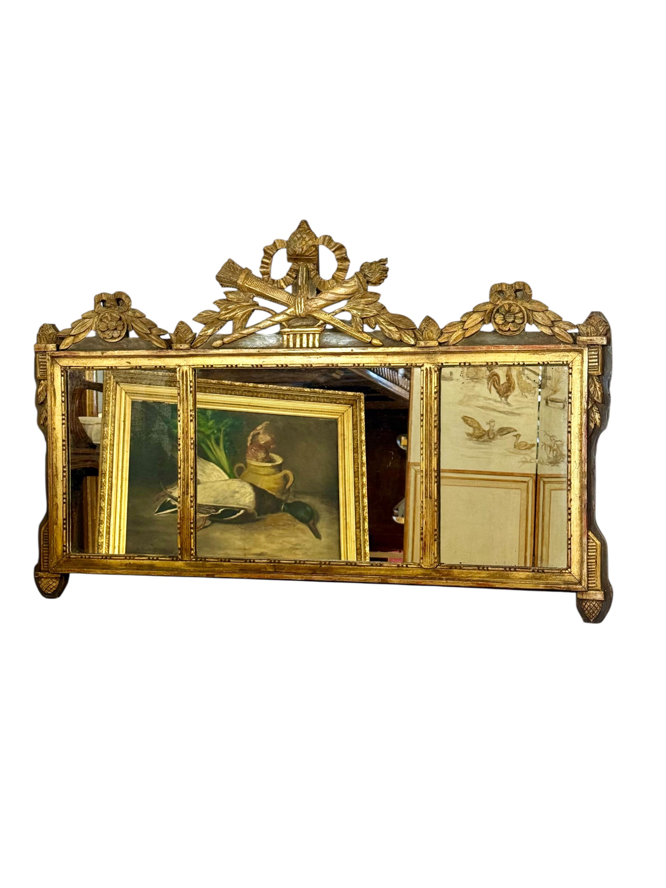 Specchio da parete in legno dorato neoclassico francese del XIX secolo con stemma in vendita 7