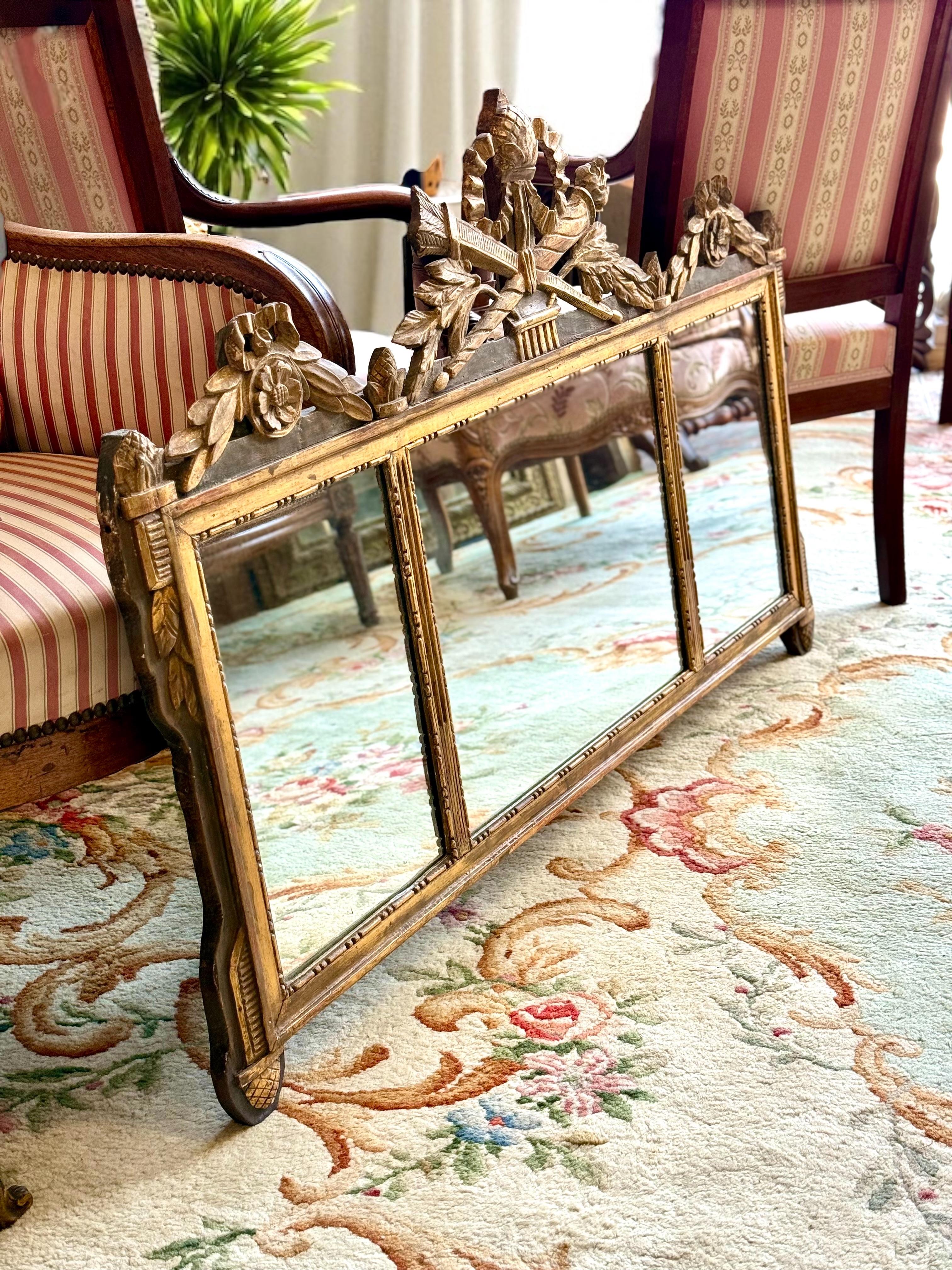 Specchio da parete in legno dorato neoclassico francese del XIX secolo con stemma in vendita 8