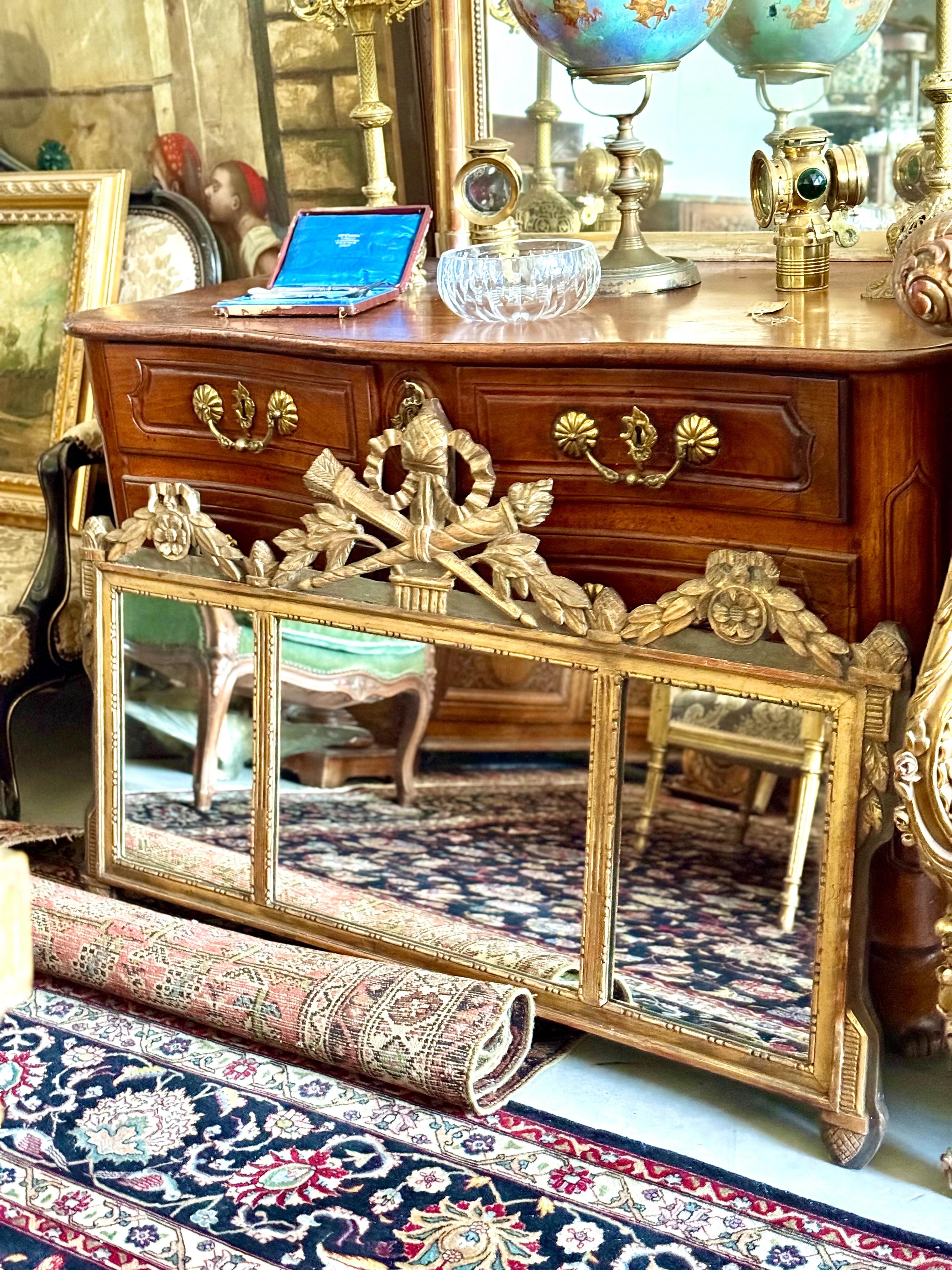 Specchio da parete in legno dorato neoclassico francese del XIX secolo con stemma in vendita 9