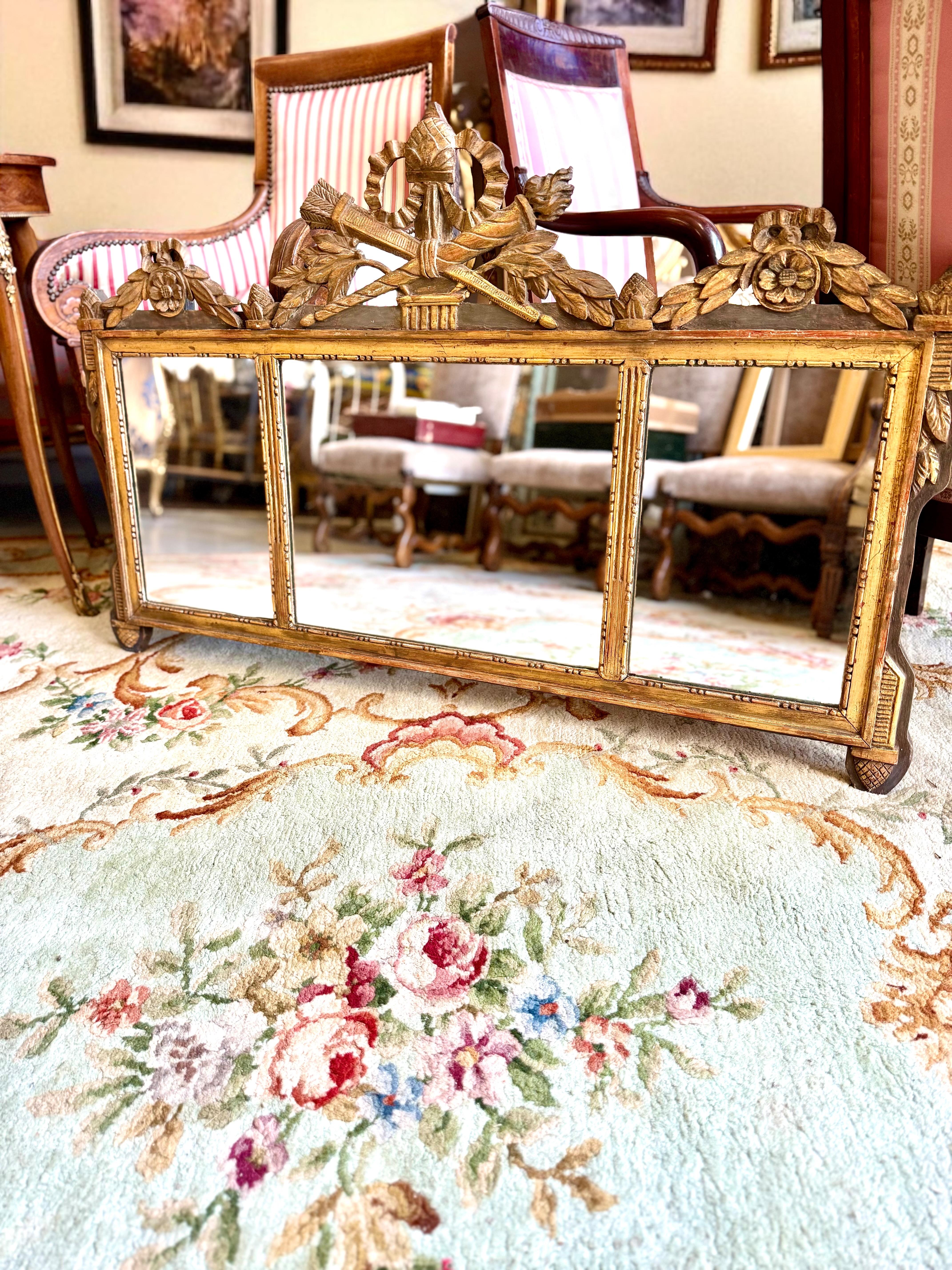 Specchio da parete in legno dorato neoclassico francese del XIX secolo con stemma in vendita 10