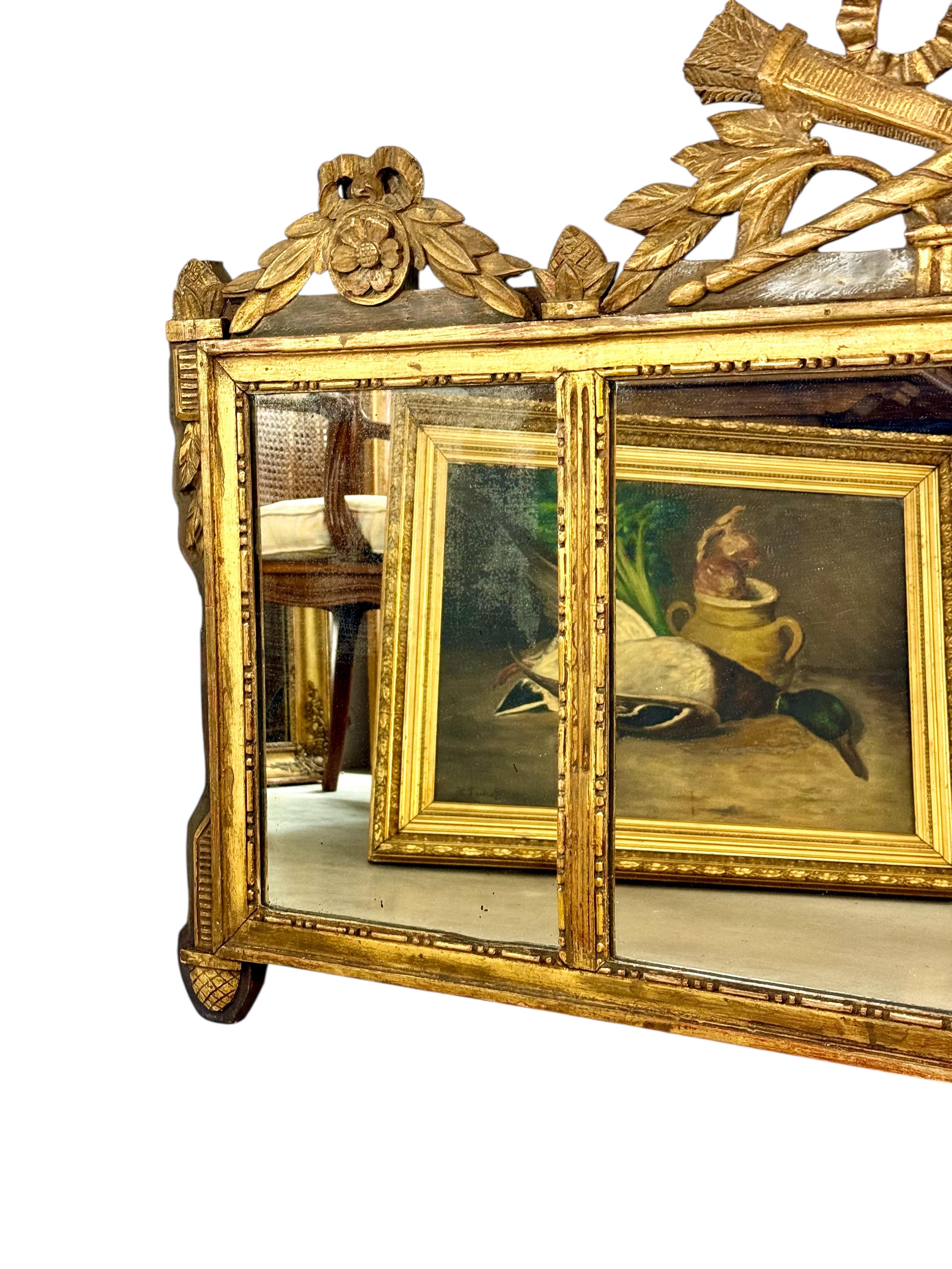 Francese Specchio da parete in legno dorato neoclassico francese del XIX secolo con stemma in vendita