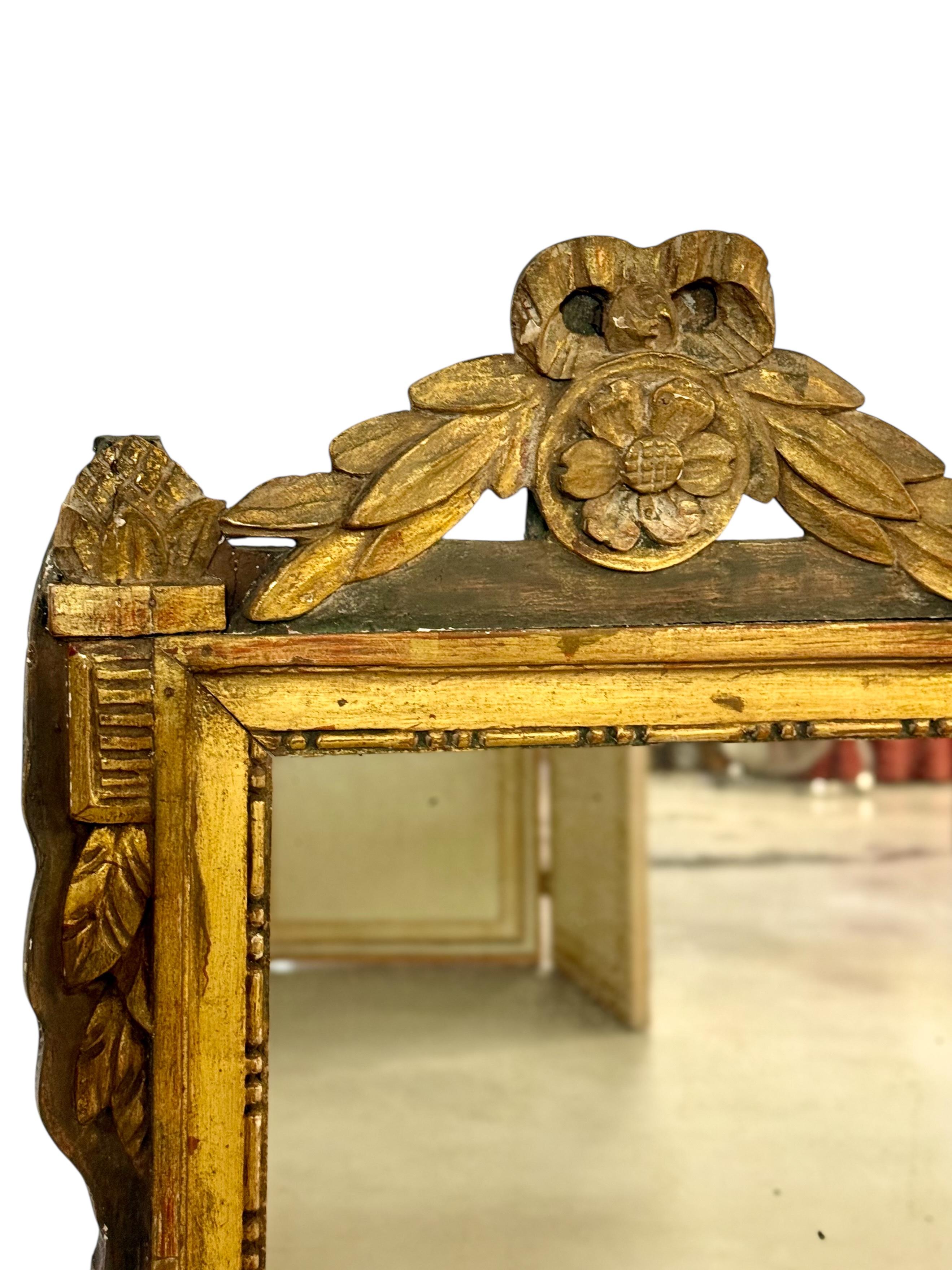 Intagliato a mano Specchio da parete in legno dorato neoclassico francese del XIX secolo con stemma in vendita