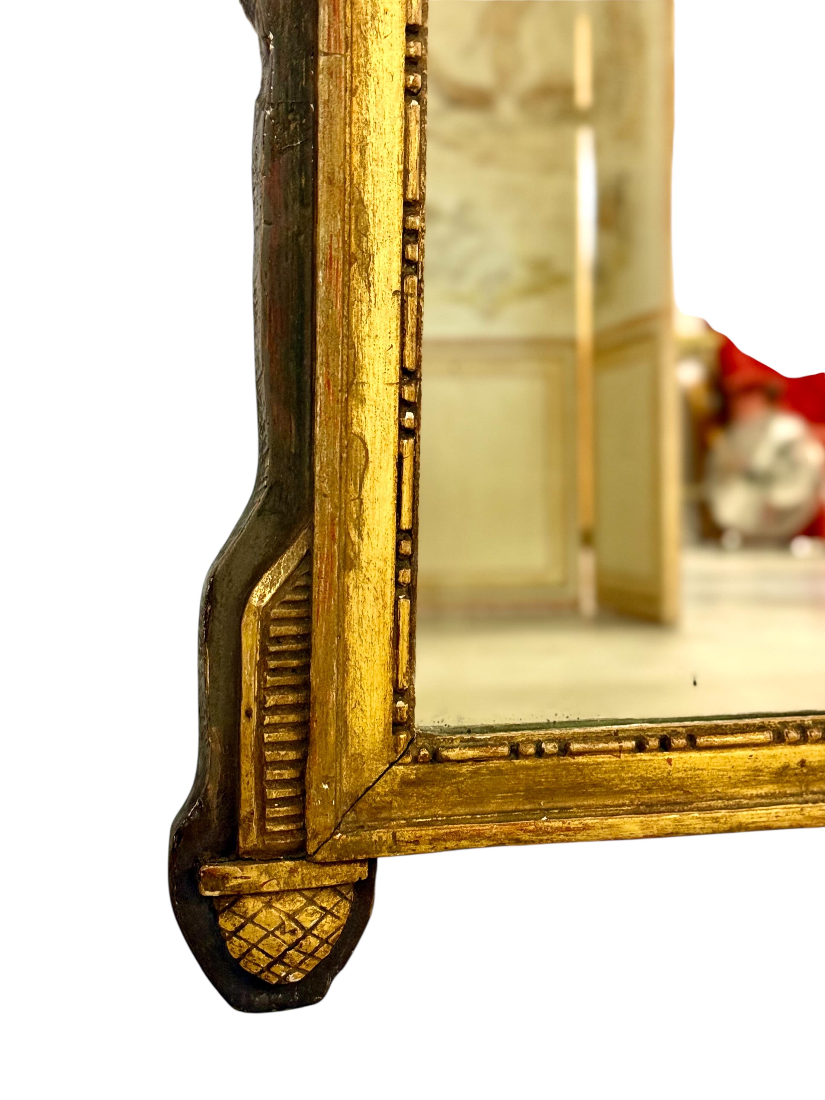 Specchio da parete in legno dorato neoclassico francese del XIX secolo con stemma In condizioni buone in vendita a LA CIOTAT, FR