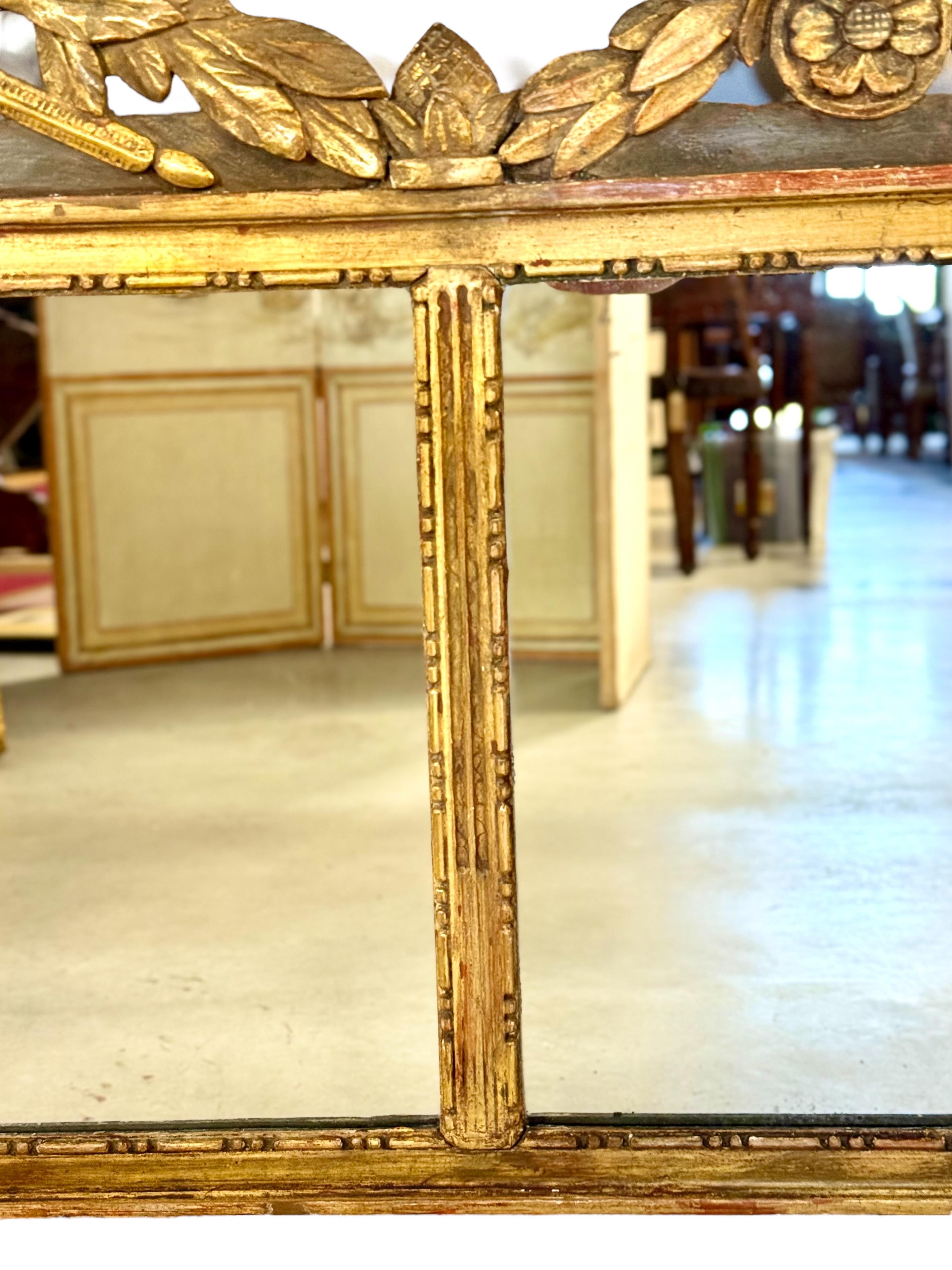 Specchio da parete in legno dorato neoclassico francese del XIX secolo con stemma in vendita 1