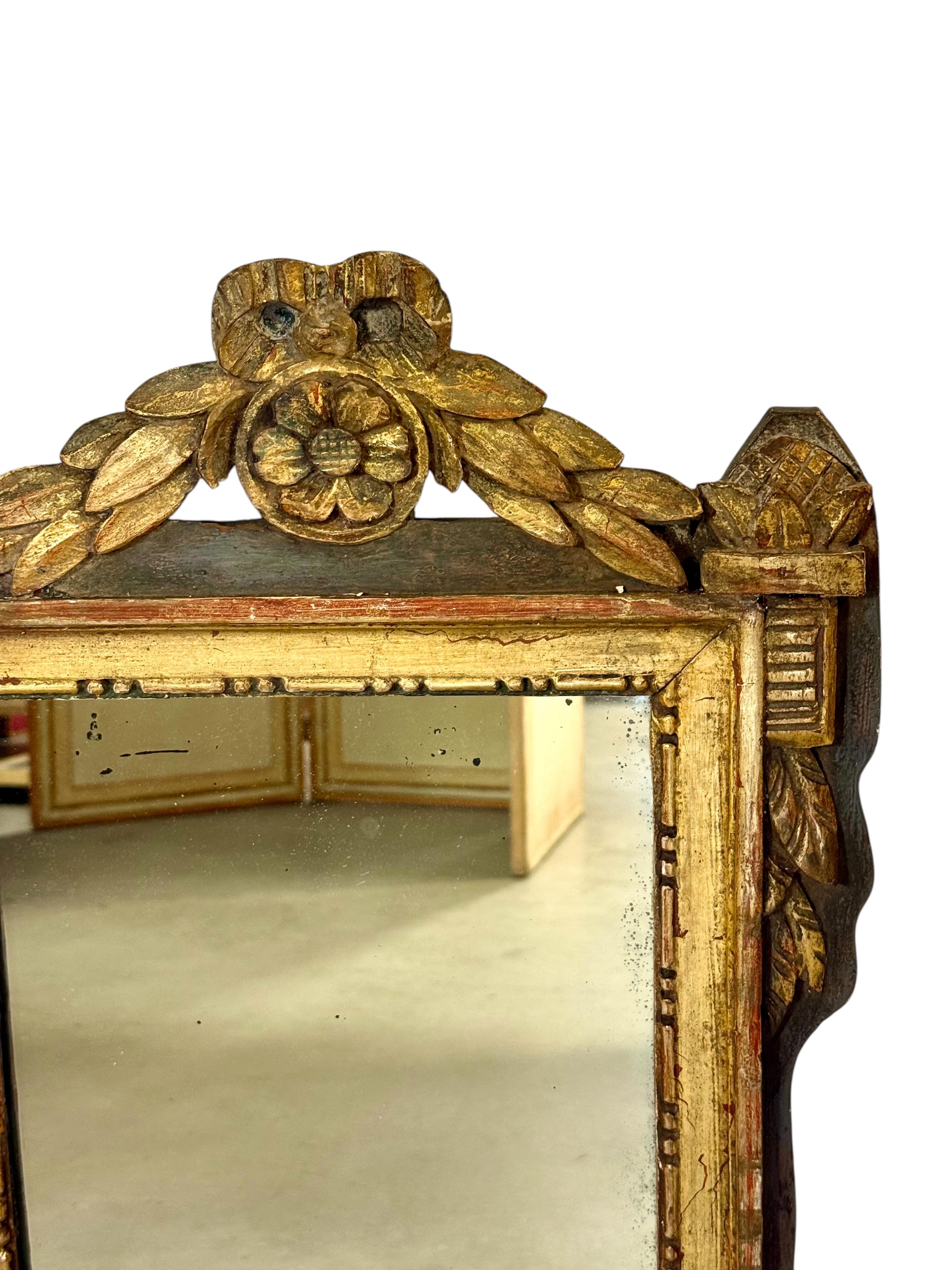 Specchio da parete in legno dorato neoclassico francese del XIX secolo con stemma in vendita 2