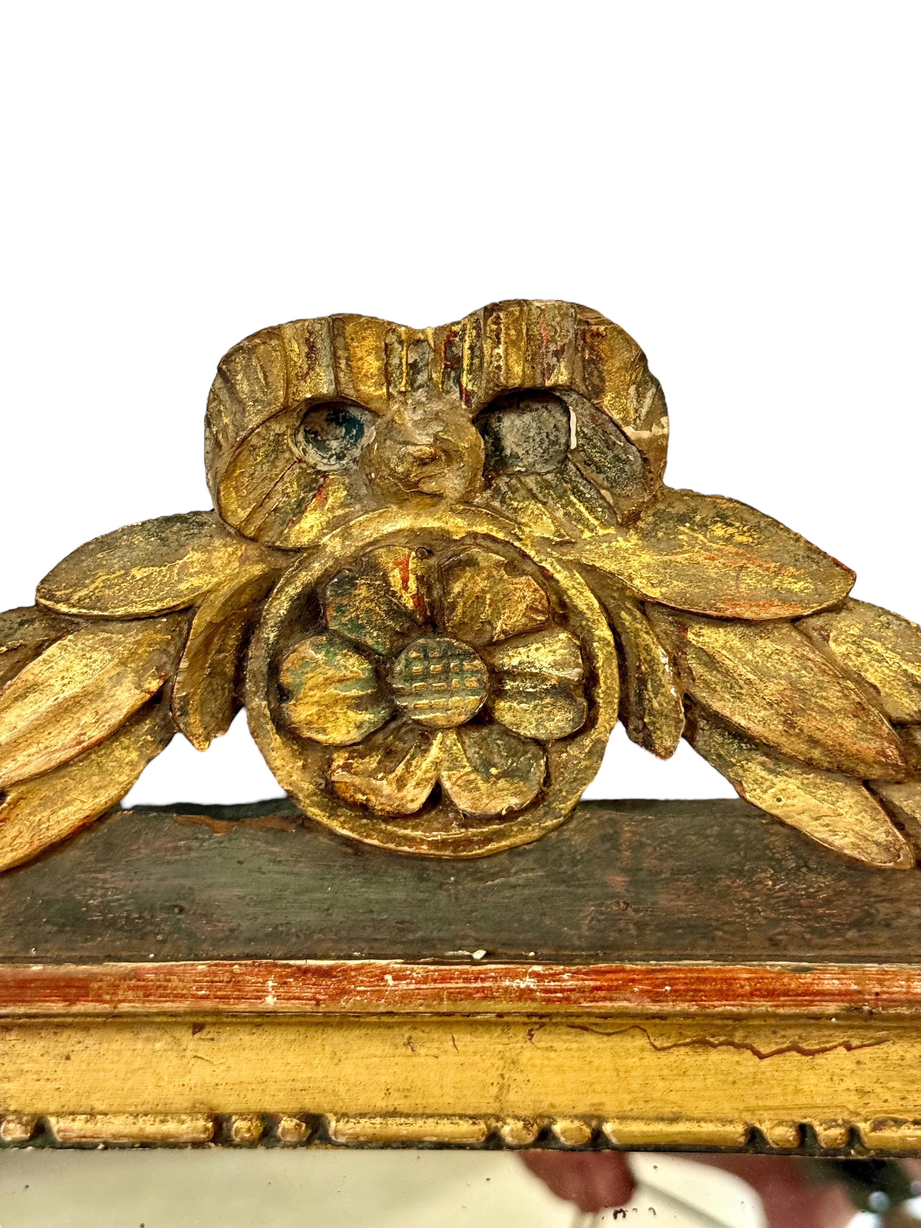 Specchio da parete in legno dorato neoclassico francese del XIX secolo con stemma in vendita 4