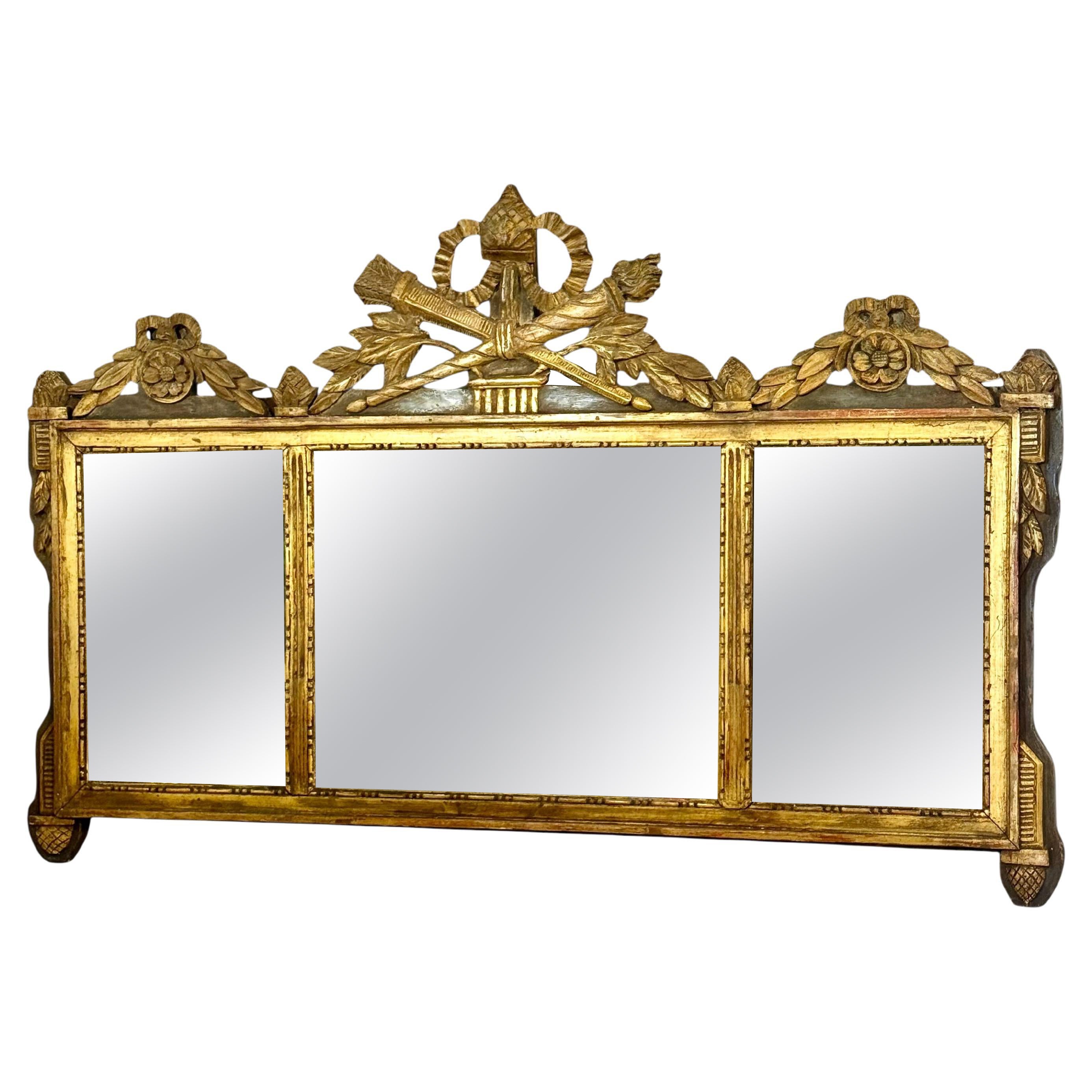Specchio da parete in legno dorato neoclassico francese del XIX secolo con stemma in vendita