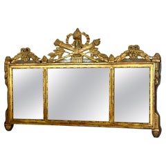 Specchio da parete in legno dorato neoclassico francese del XIX secolo con stemma