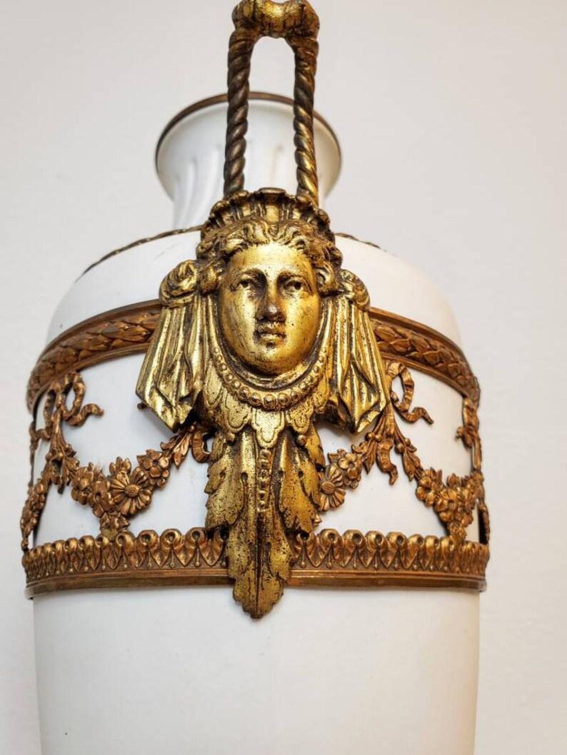 Urne di porcellana neoclassiche francesi del XIX secolo in stile Luigi XVI, una coppia In condizioni buone in vendita a Forney, TX