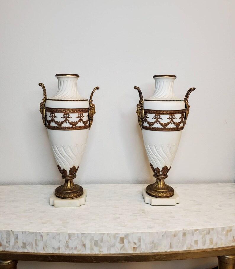 19th Century French Neoclassical Louis XVI Style Porcelain Urns, a Pair For Sale 4