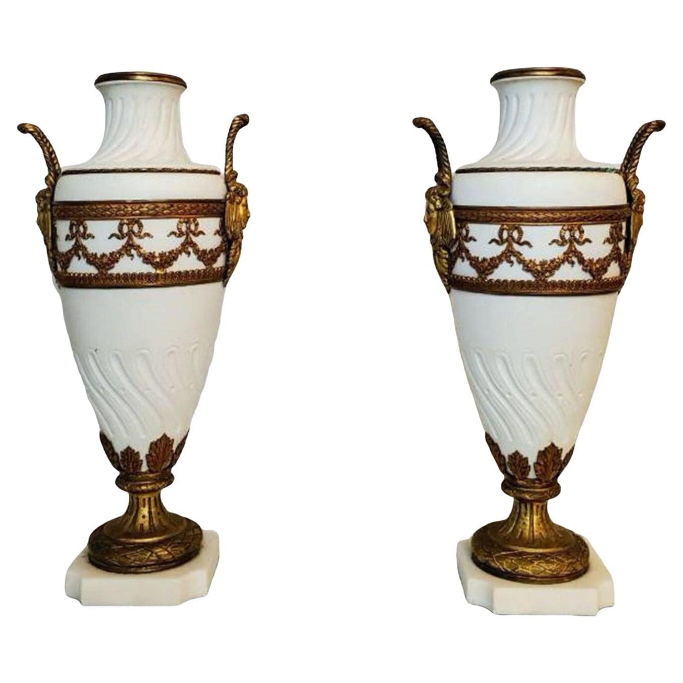 Französische neoklassizistische Porzellanurnen im Louis-XVI.-Stil des 19. Jahrhunderts, Paar im Angebot
