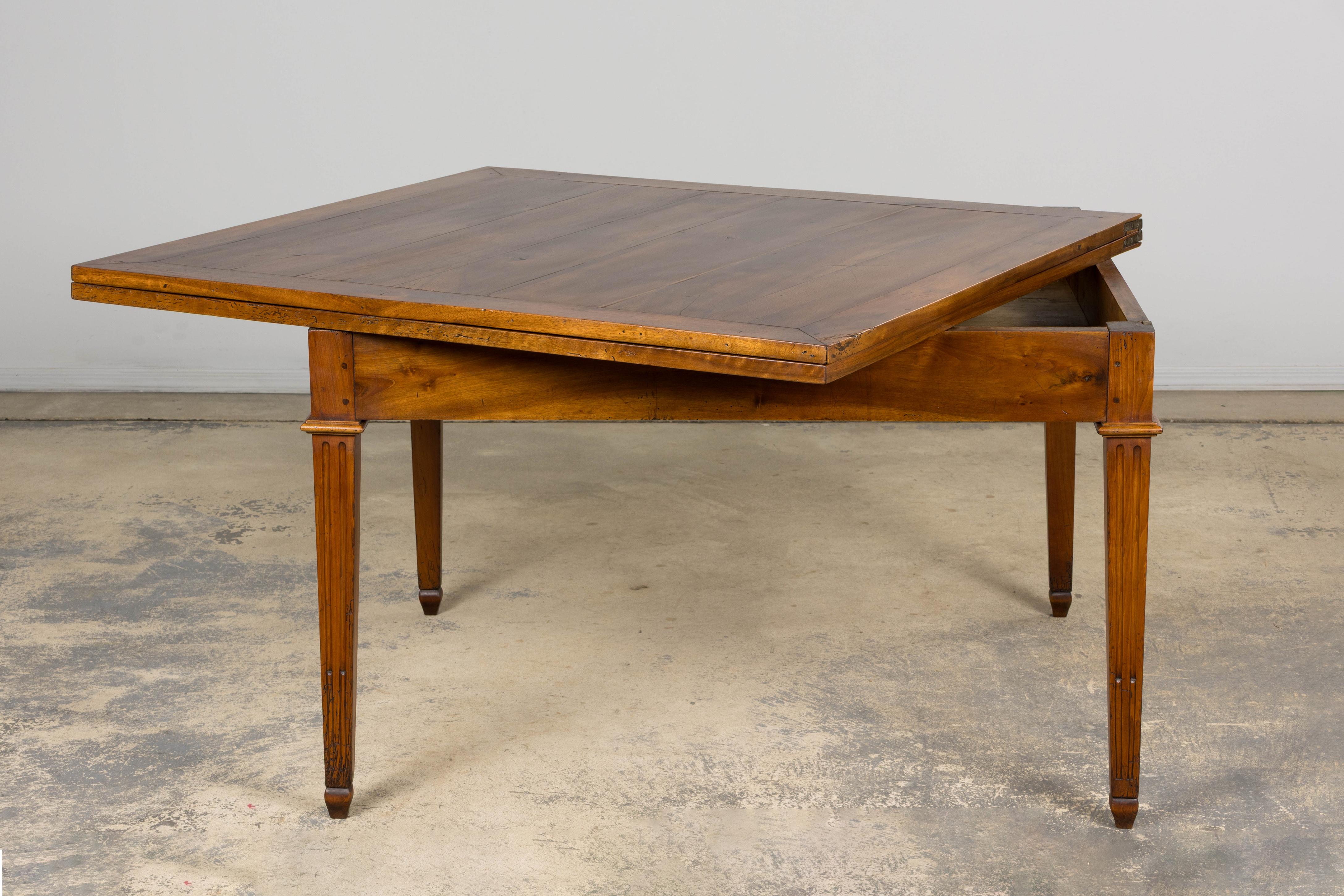 19th Century French Neoclassical Louis XVI Walnut Extendable Dining Table For Sale 6
