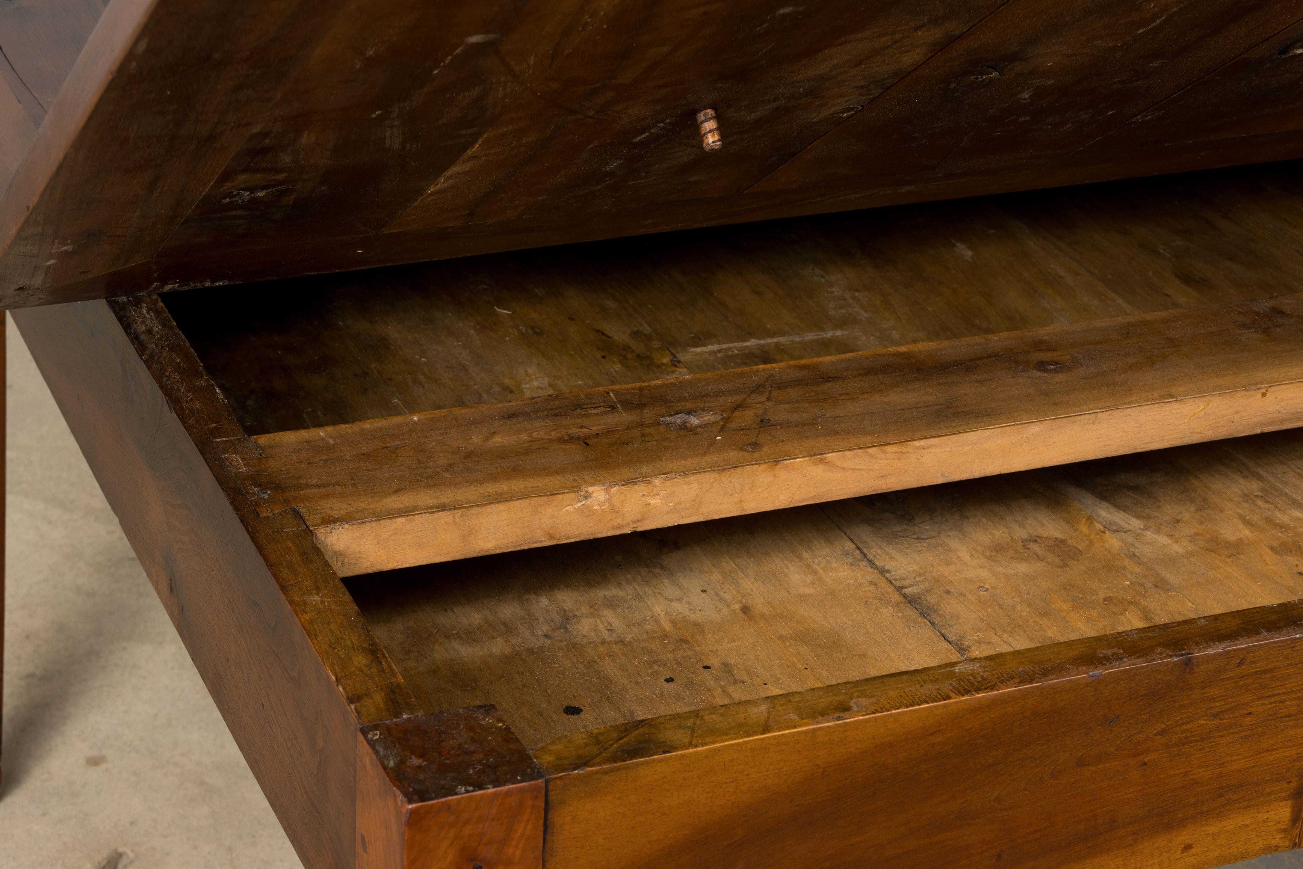 19th Century French Neoclassical Louis XVI Walnut Extendable Dining Table For Sale 7