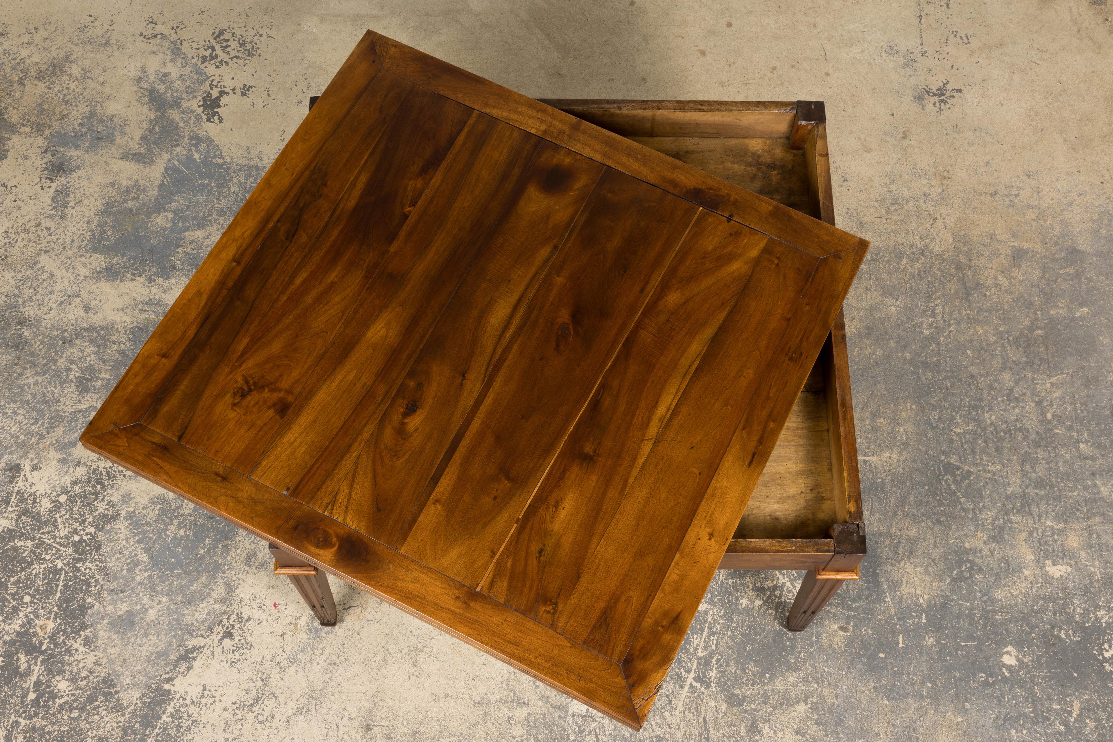 19th Century French Neoclassical Louis XVI Walnut Extendable Dining Table For Sale 8
