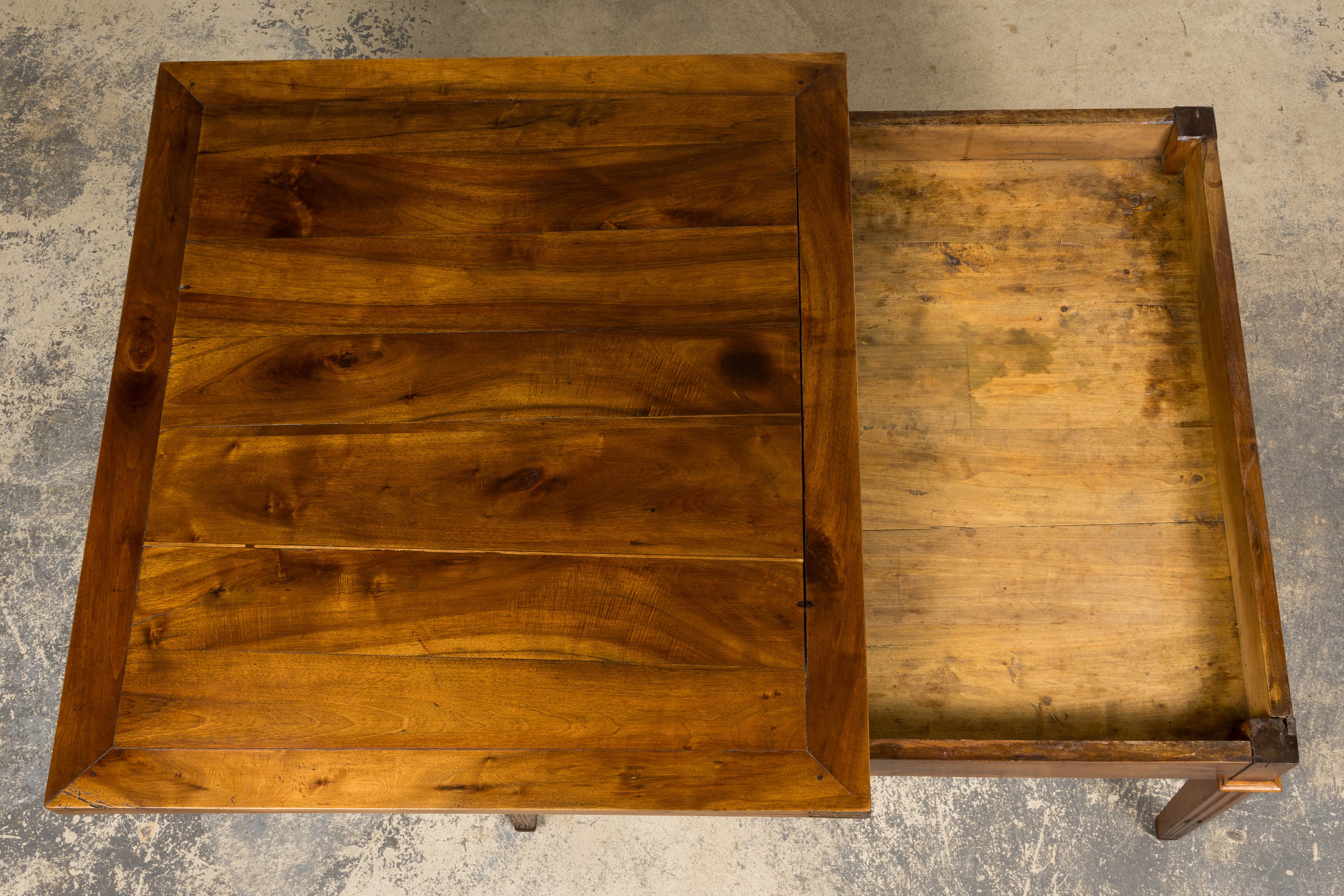 19th Century French Neoclassical Louis XVI Walnut Extendable Dining Table For Sale 9