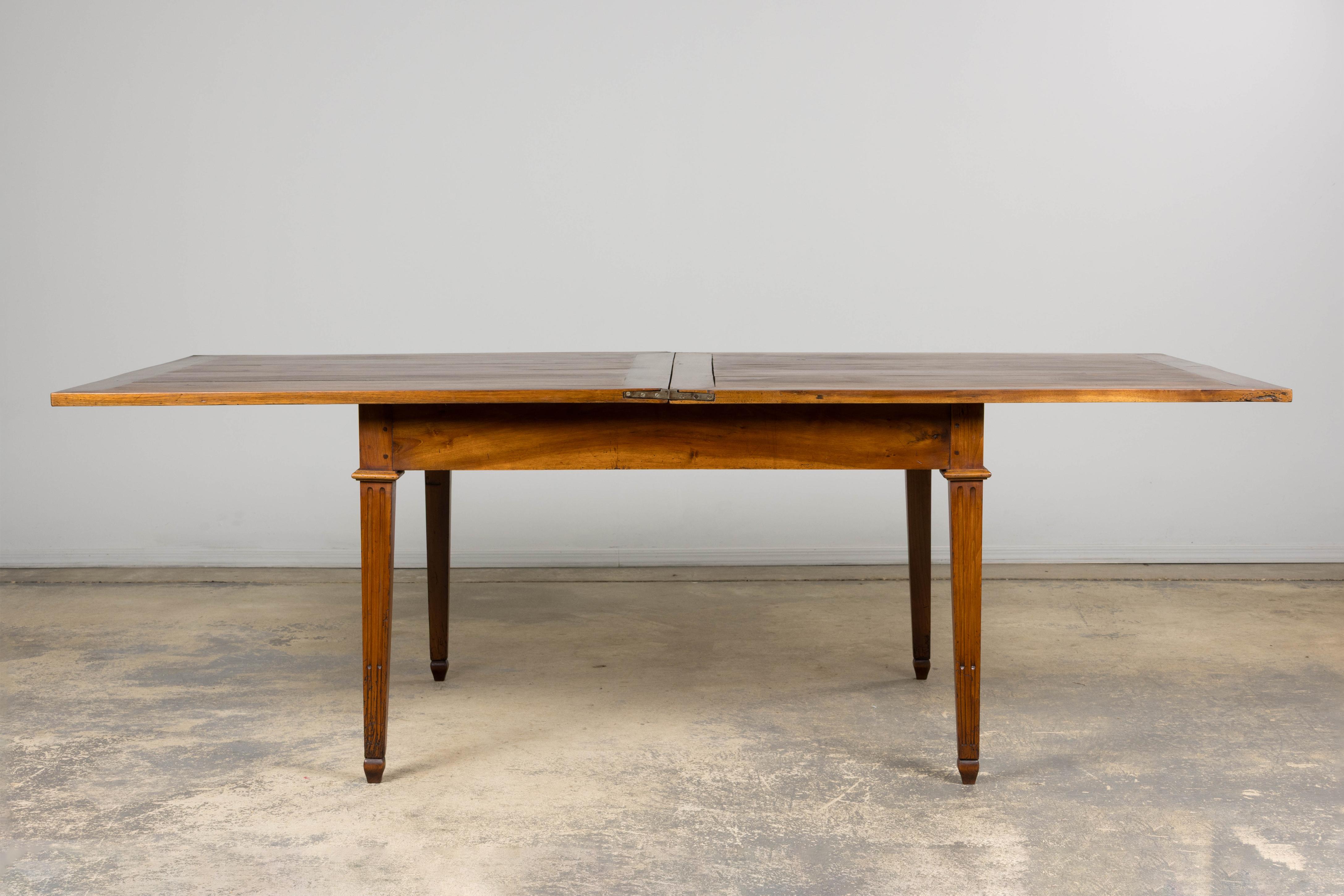 19th Century French Neoclassical Louis XVI Walnut Extendable Dining Table For Sale 10
