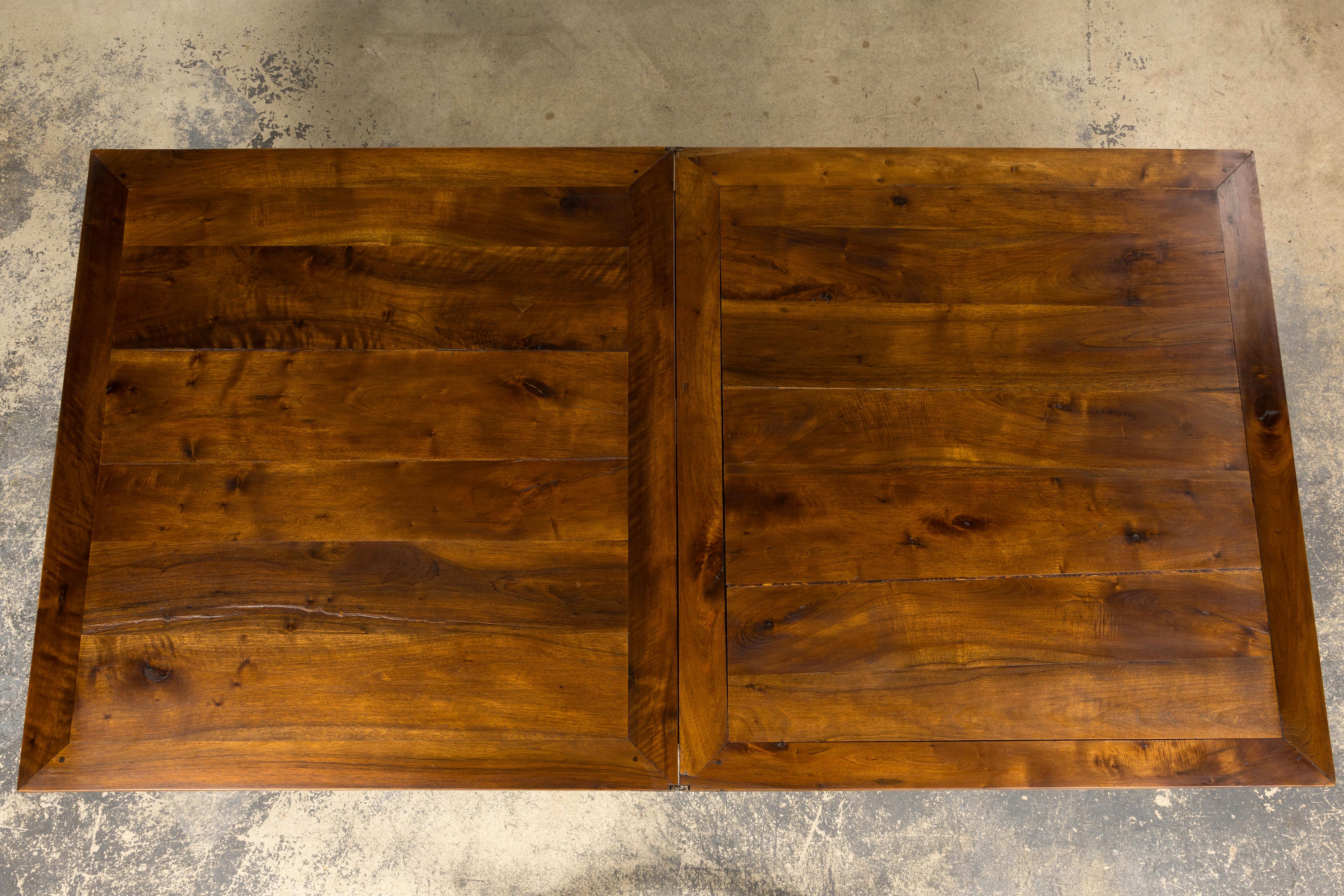 19th Century French Neoclassical Louis XVI Walnut Extendable Dining Table For Sale 11