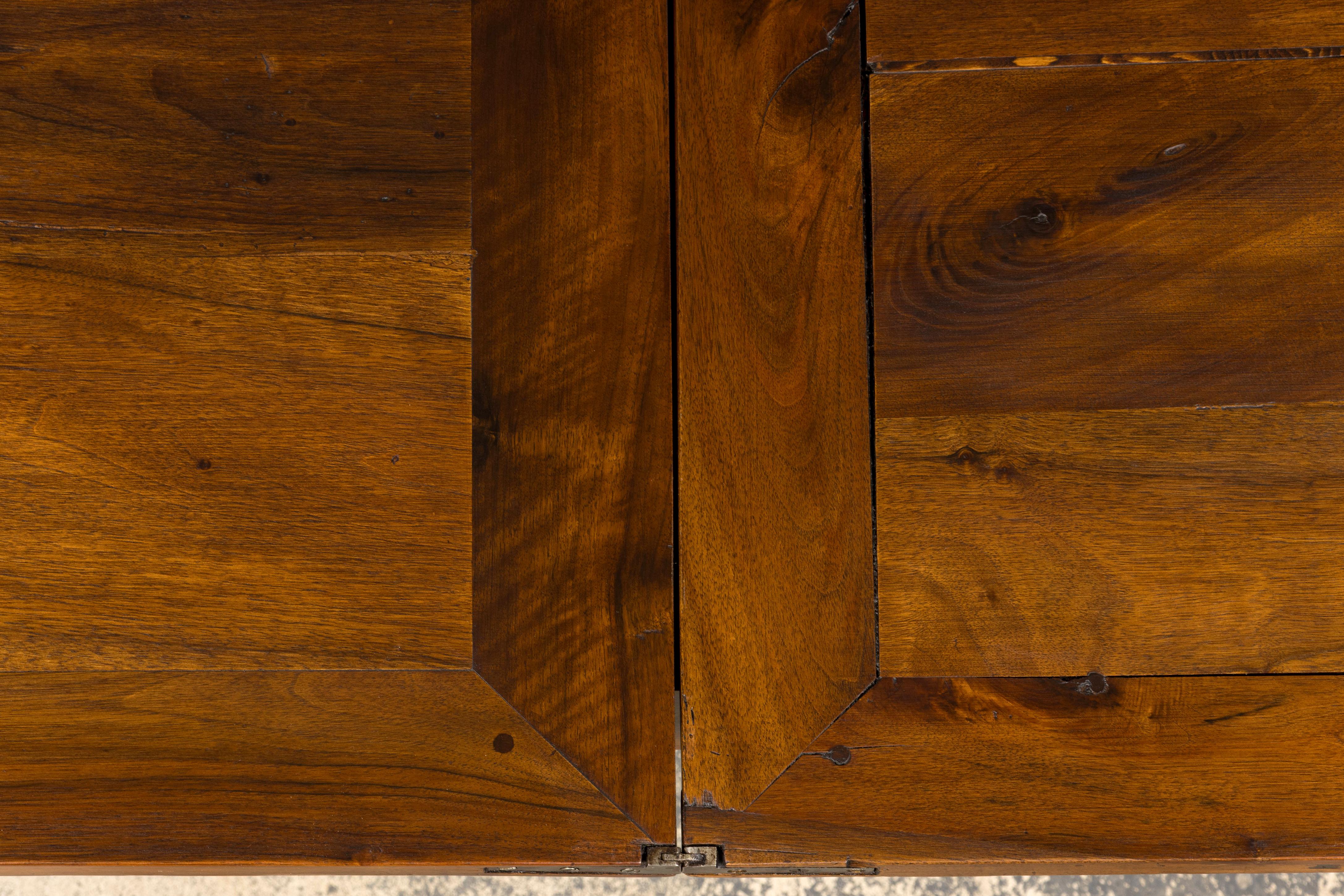 19th Century French Neoclassical Louis XVI Walnut Extendable Dining Table For Sale 12