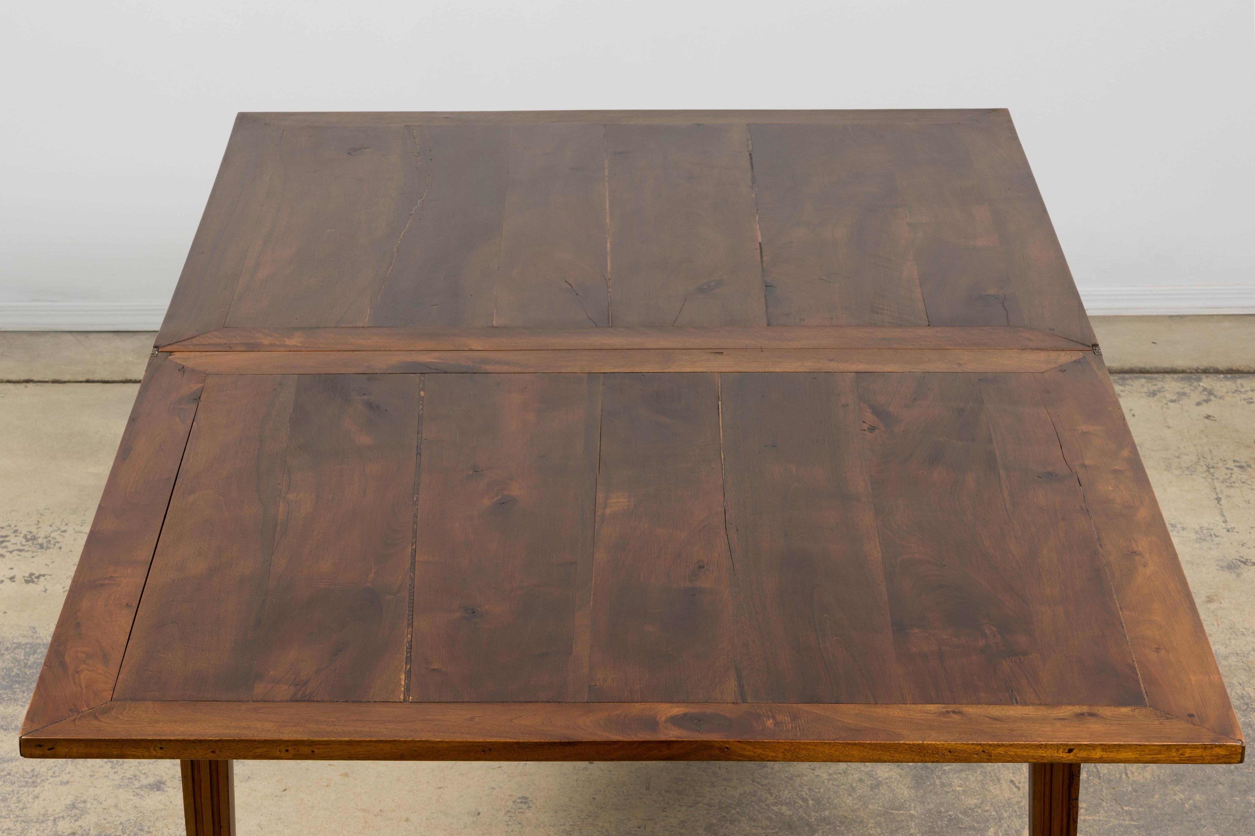 19th Century French Neoclassical Louis XVI Walnut Extendable Dining Table For Sale 13