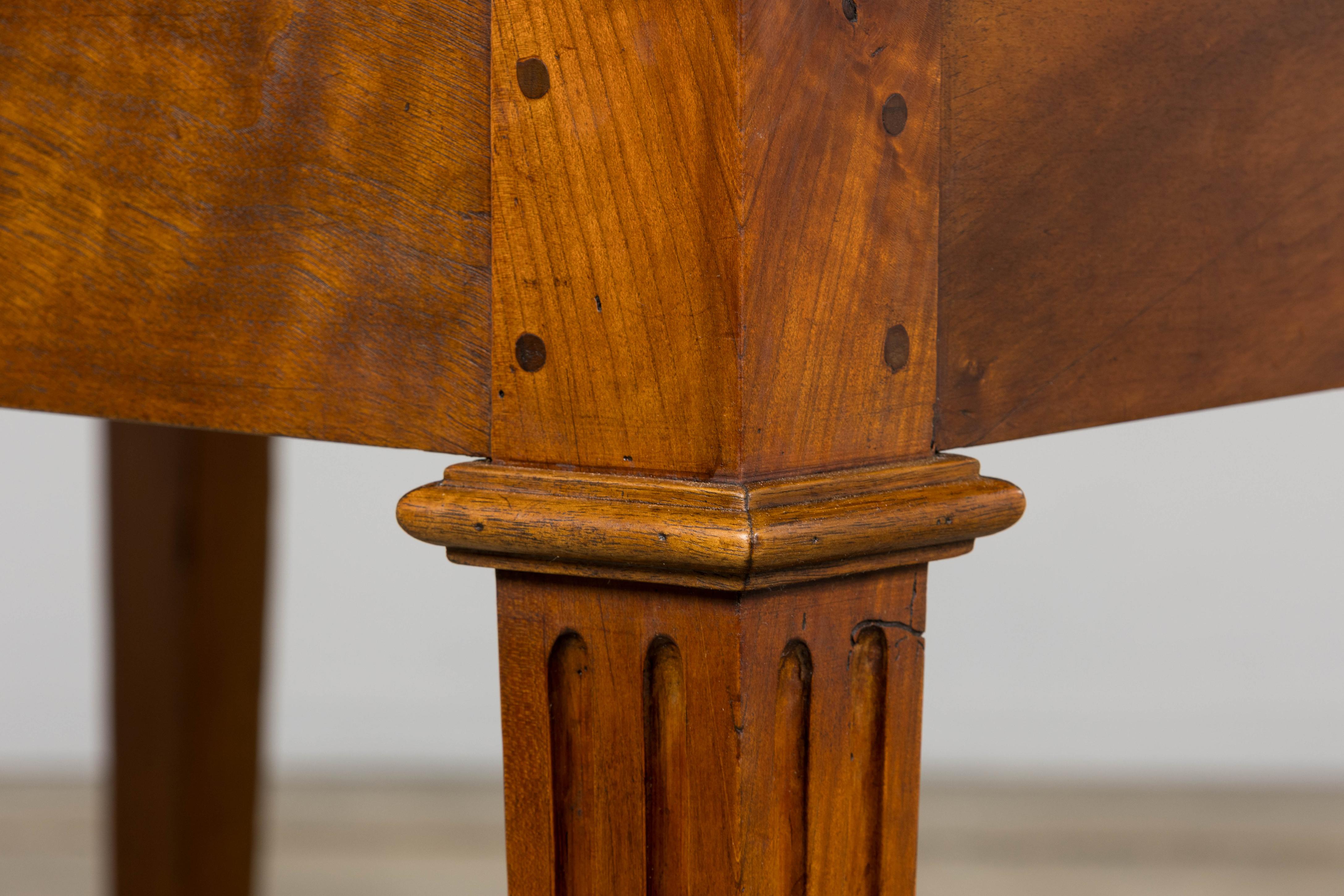 19th Century French Neoclassical Louis XVI Walnut Extendable Dining Table For Sale 15