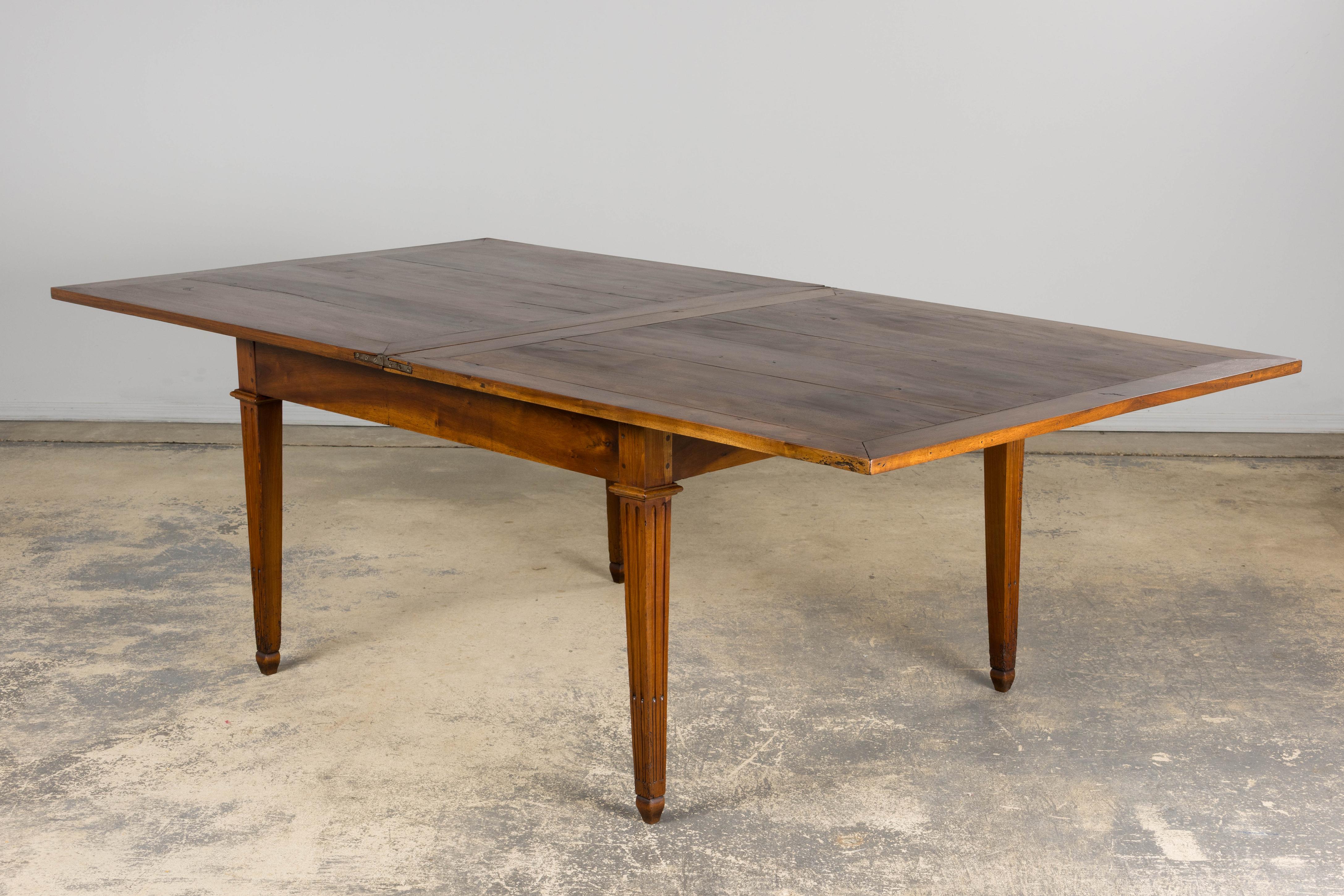 Hand-Carved 19th Century French Neoclassical Louis XVI Walnut Extendable Dining Table For Sale