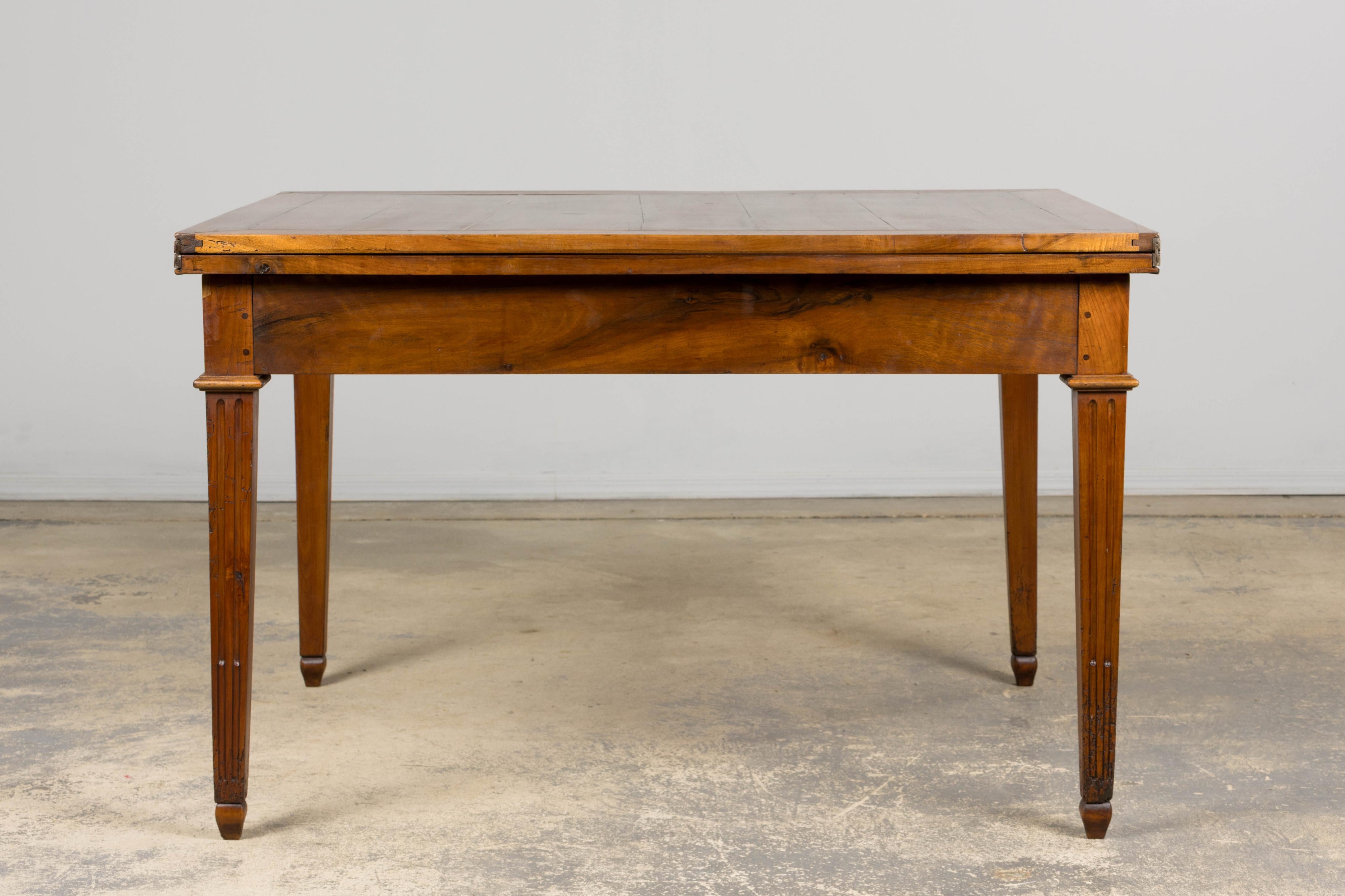 19th Century French Neoclassical Louis XVI Walnut Extendable Dining Table In Good Condition For Sale In Astoria, NY