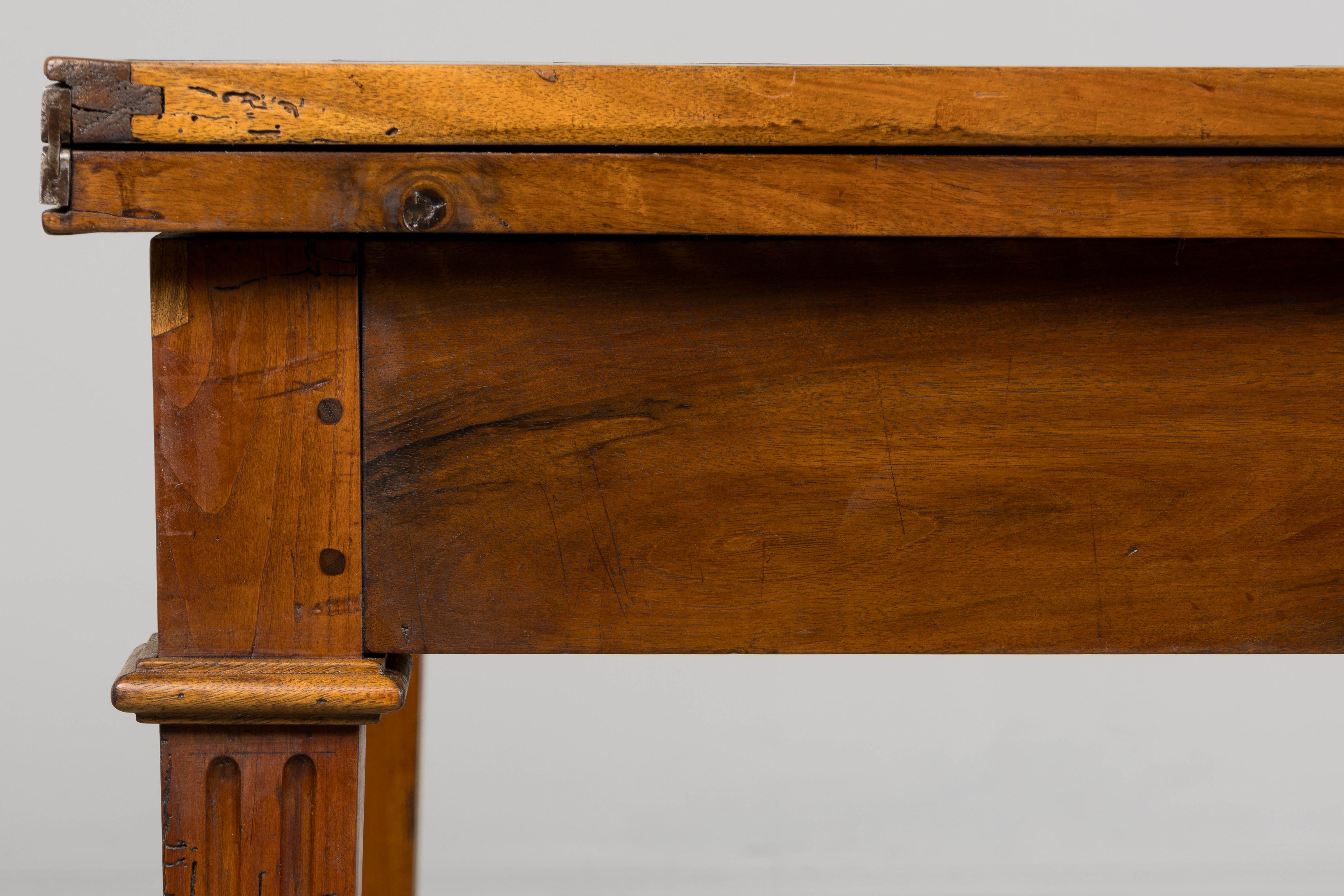 19th Century French Neoclassical Louis XVI Walnut Extendable Dining Table For Sale 1