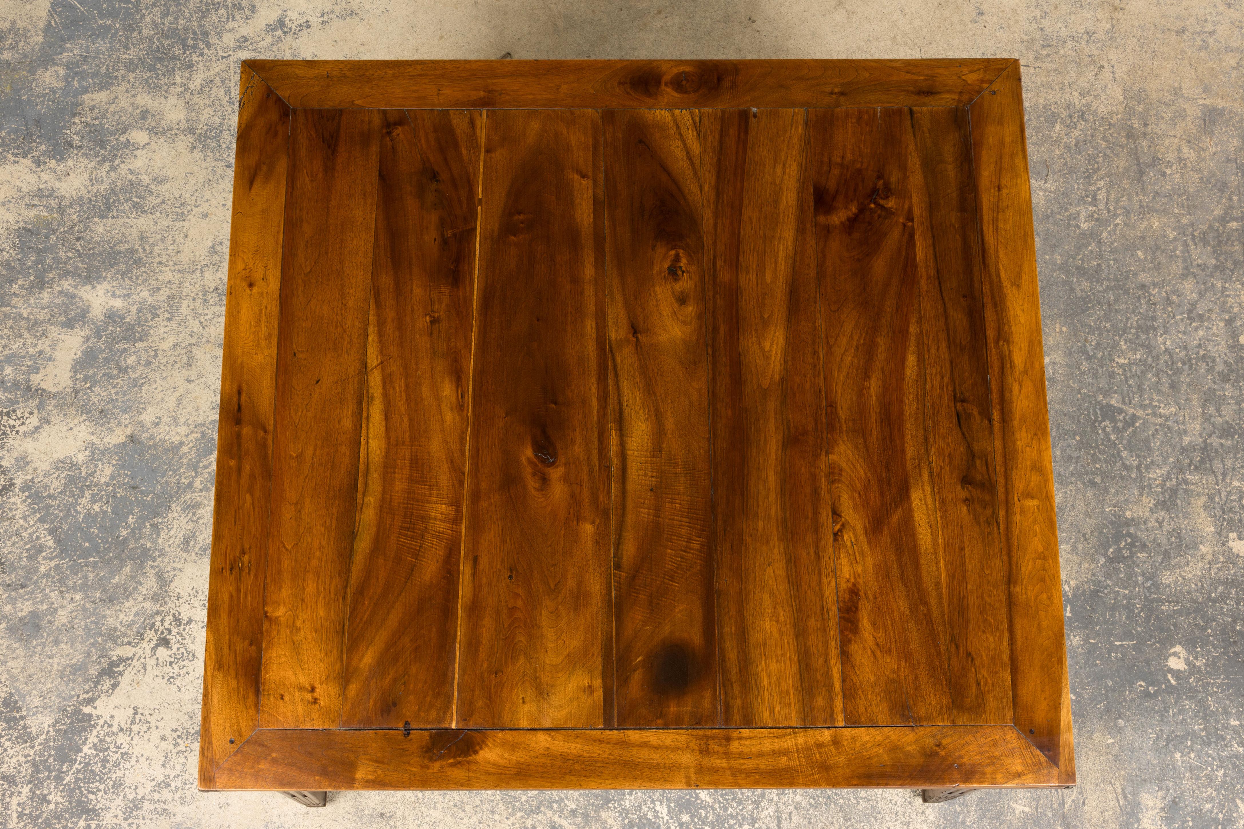 19th Century French Neoclassical Louis XVI Walnut Extendable Dining Table For Sale 2
