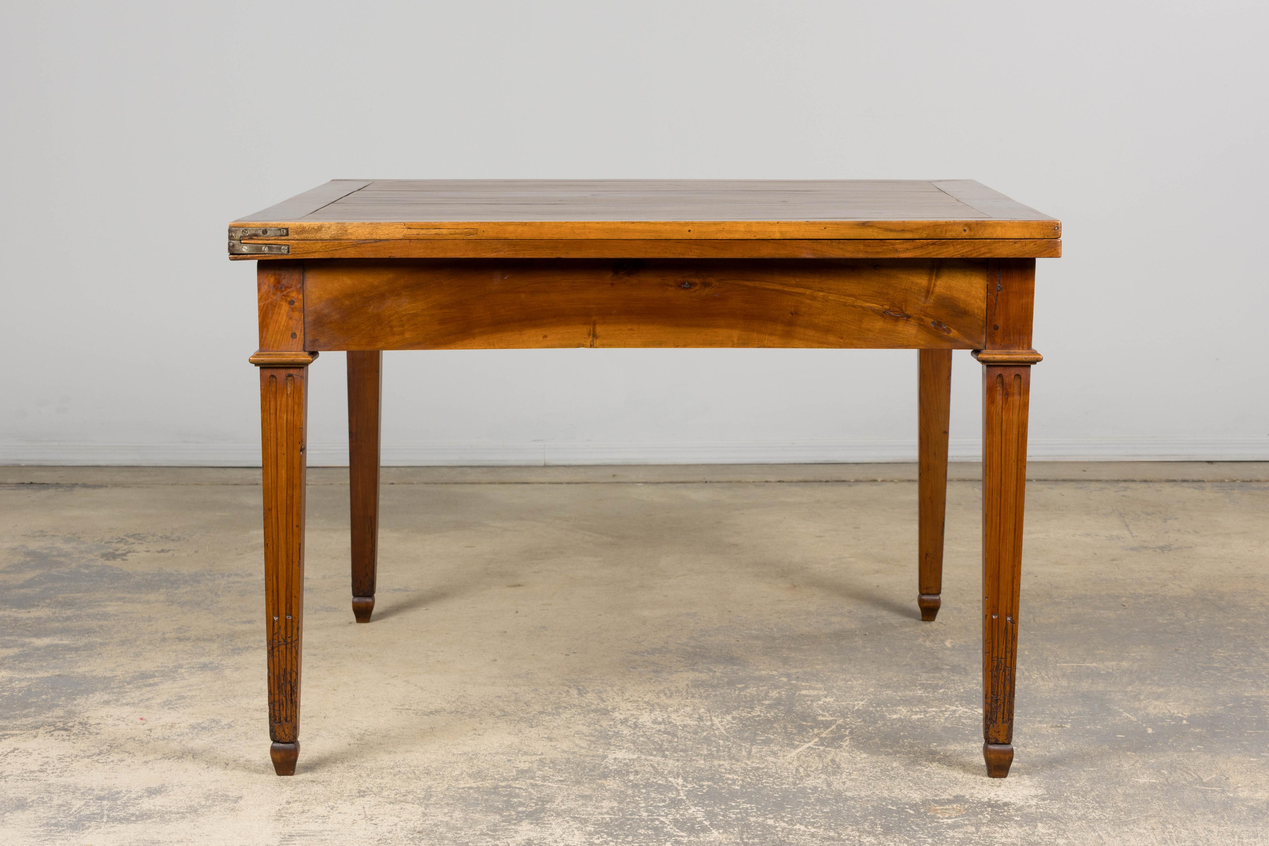 19th Century French Neoclassical Louis XVI Walnut Extendable Dining Table For Sale 5