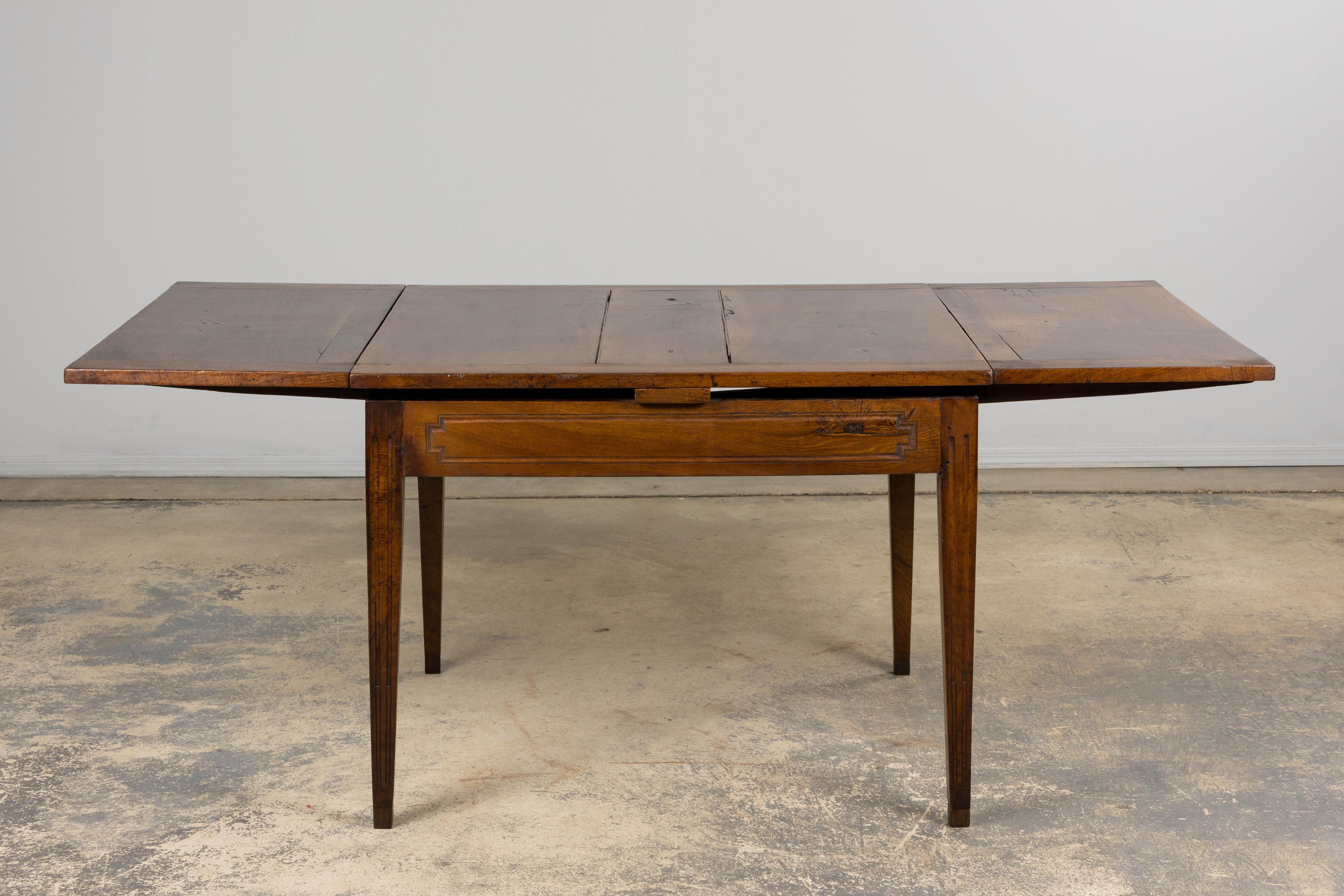 19th Century French Neoclassical Louis XVI Walnut Extending Dining Table For Sale 5