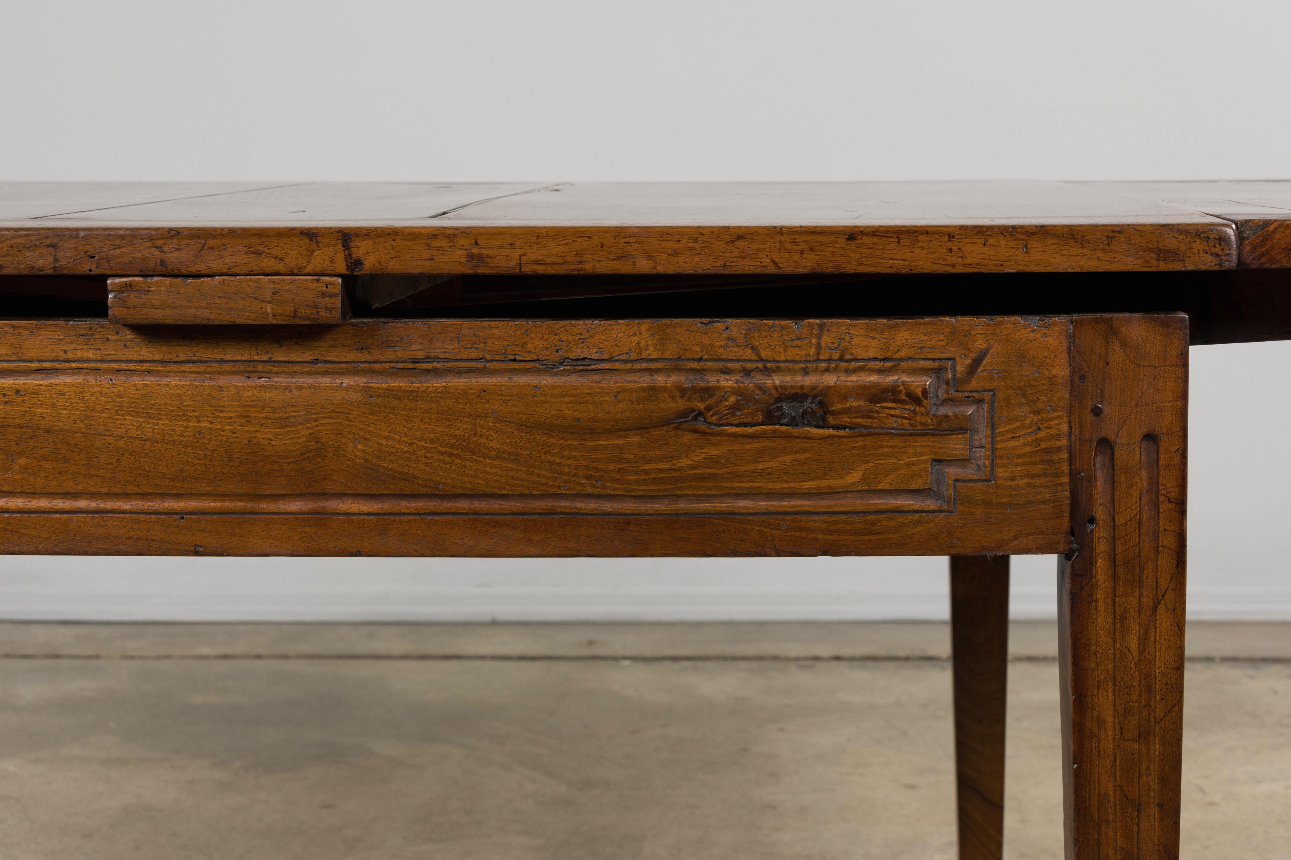 19th Century French Neoclassical Louis XVI Walnut Extending Dining Table For Sale 7