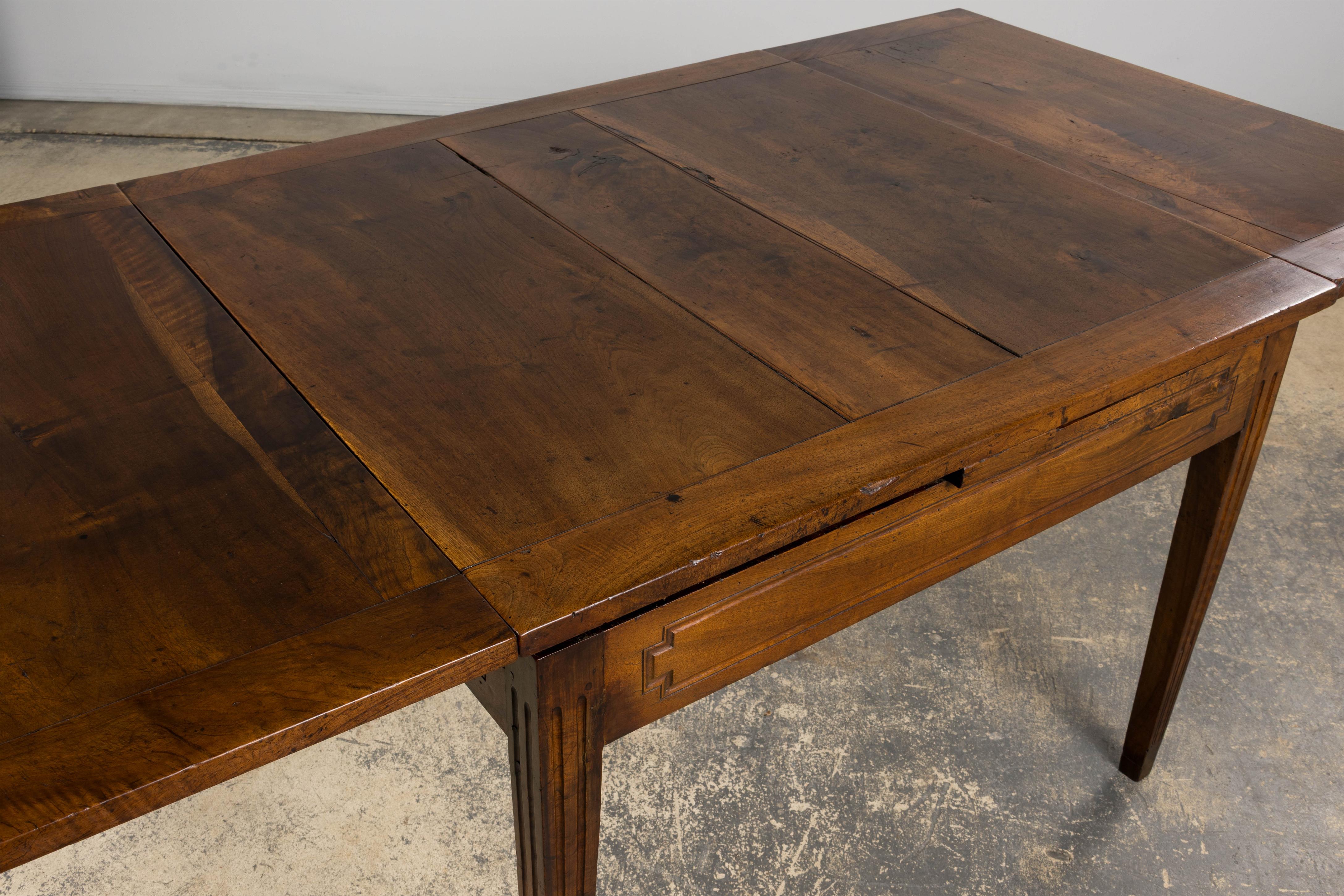 19th Century French Neoclassical Louis XVI Walnut Extending Dining Table For Sale 8